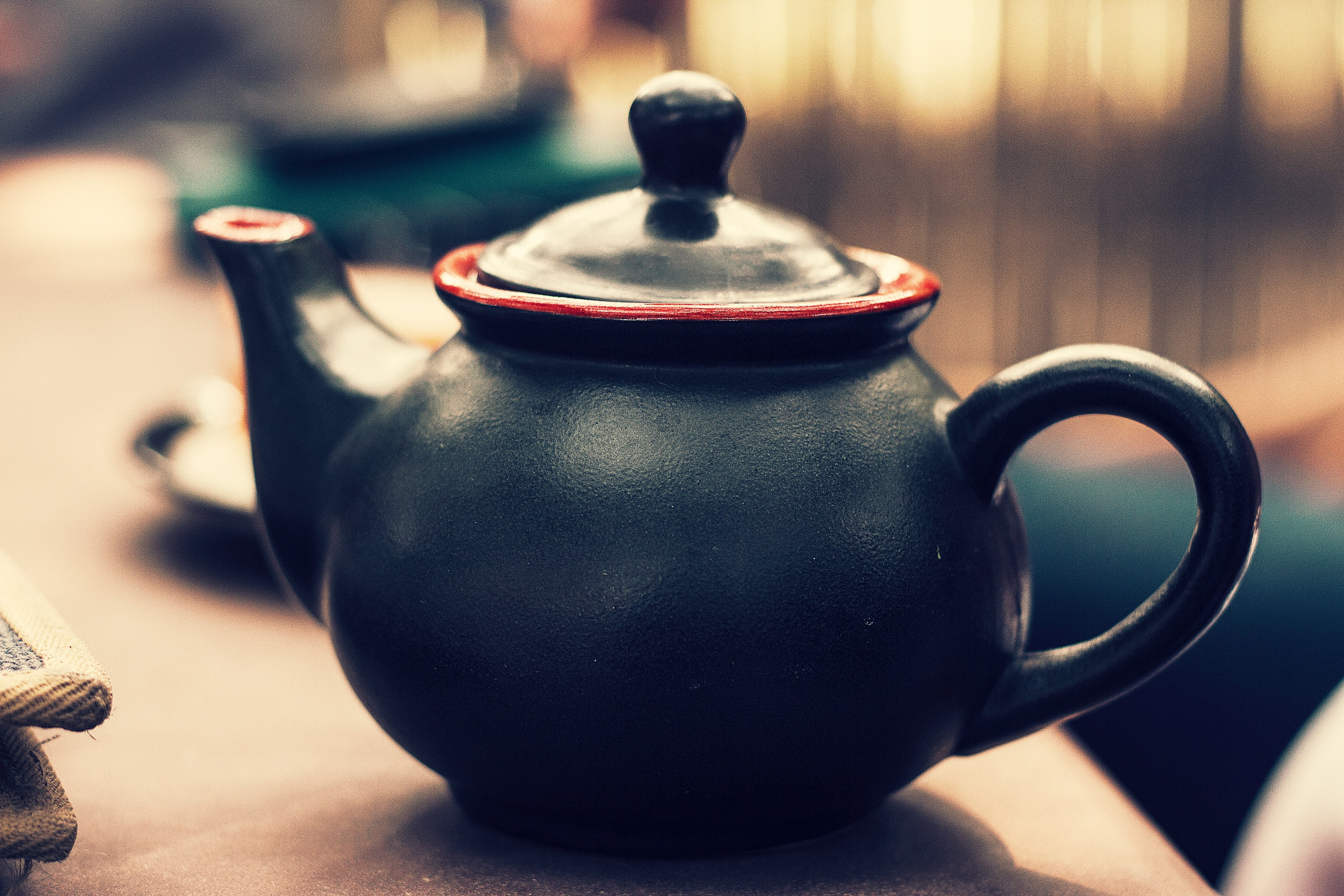 black and red ceramic tea kettle with a handle and blurry background, ceramic tea kettle 4k, HD Wallpaper