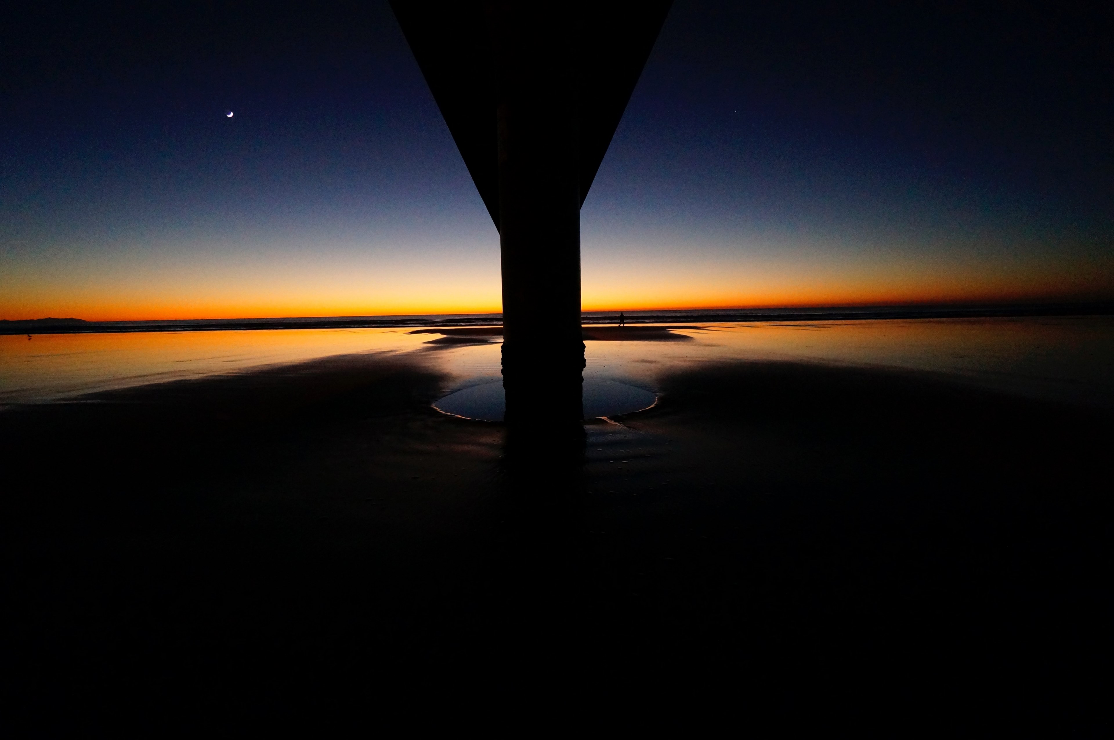the sun kissed horizon looms behind the pillar and across the water at dusk at new brighton, dusk at new brighton 4k, HD Wallpaper