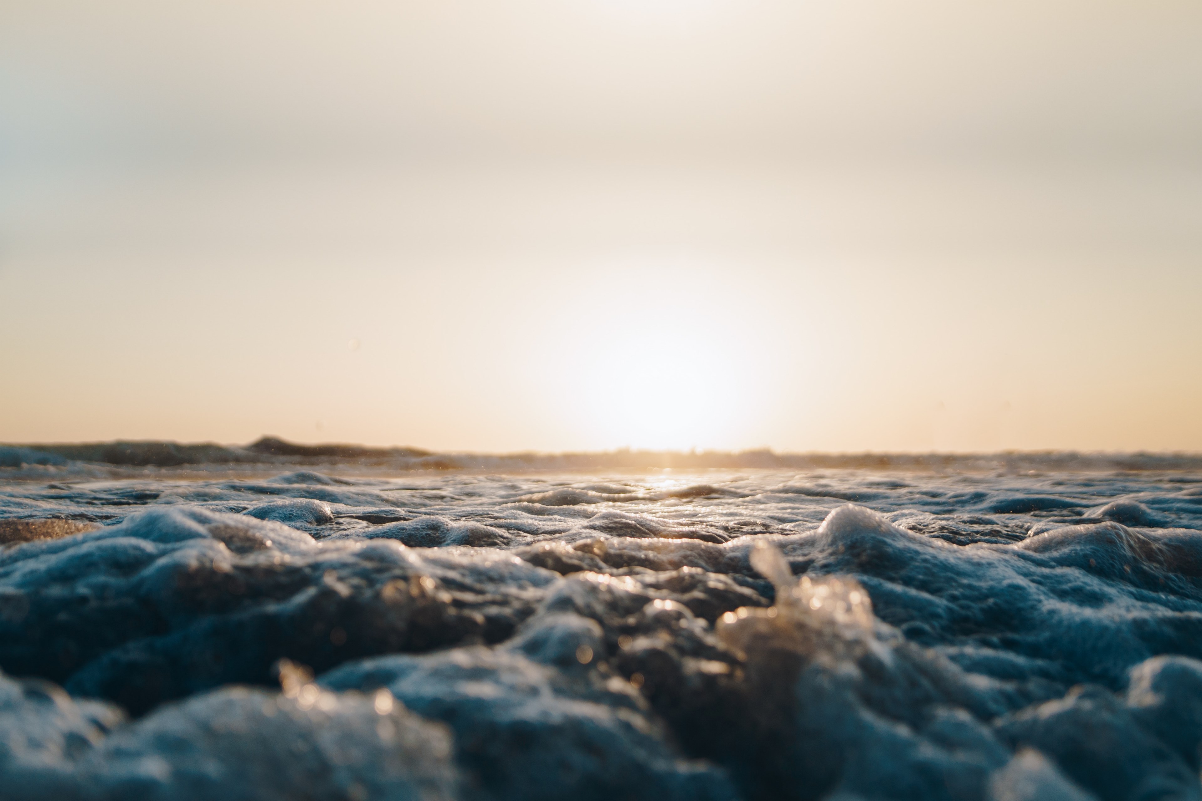 sun setting in the distance viewed from the foamy ocean at moonlight state, ocean sunset in the distance 4k, HD Wallpaper