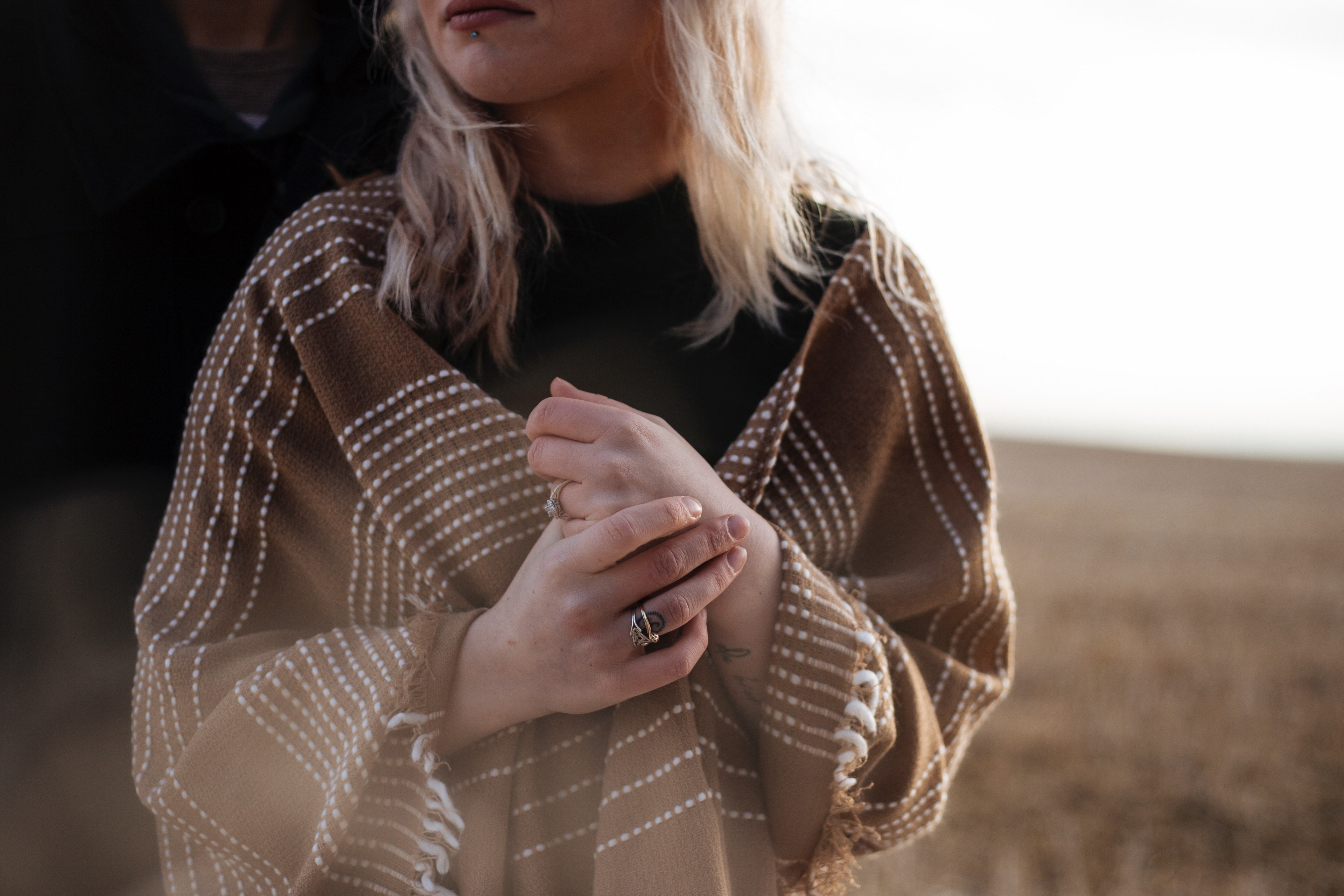 torso of a woman wearing trendy rings and a brown shawl, brown shawl 4k, HD Wallpaper