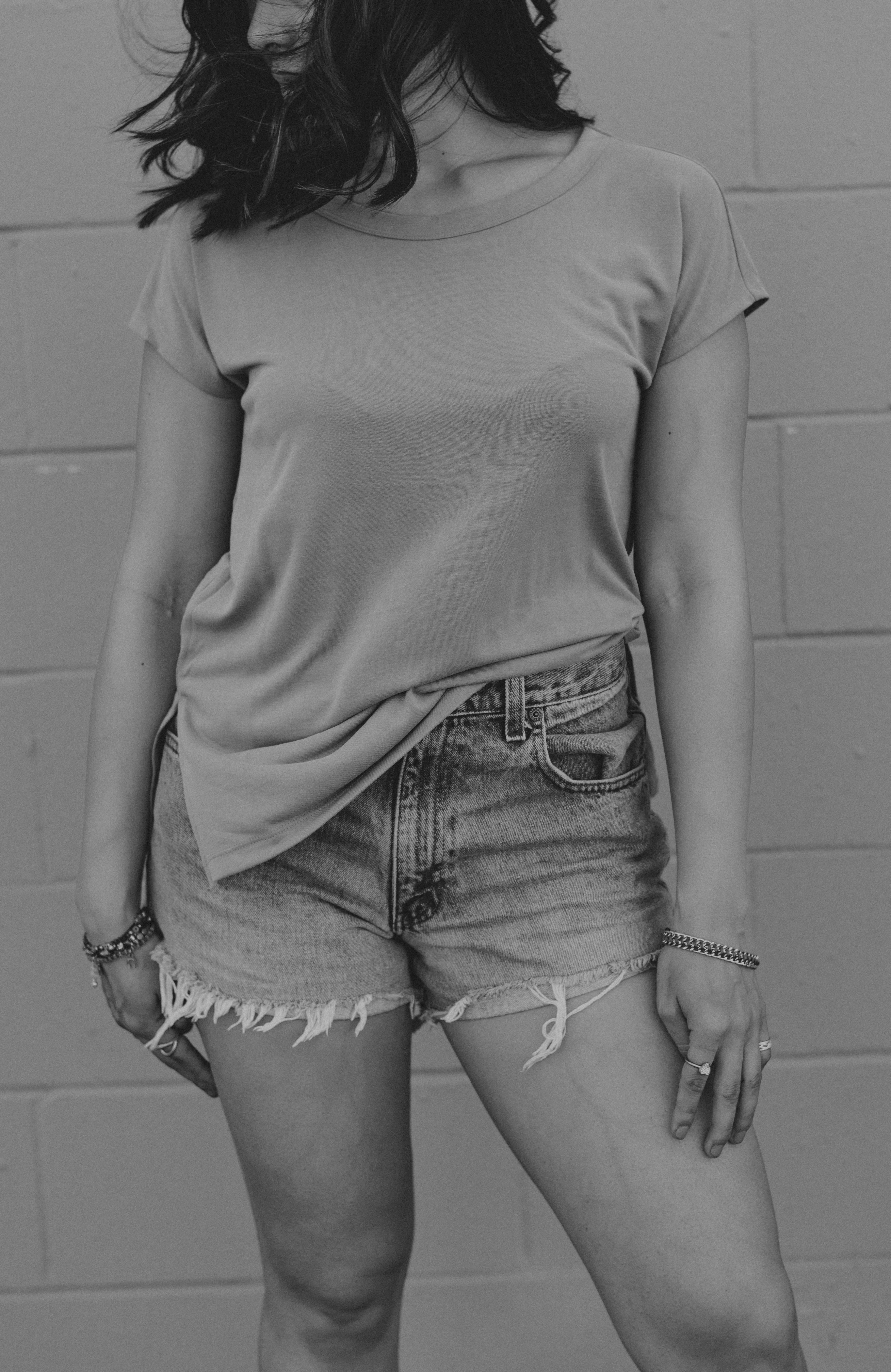 black and white shot of womans body standing in t shirt and denim shorts, woman in denim shorts 4k, Phone HD Wallpaper