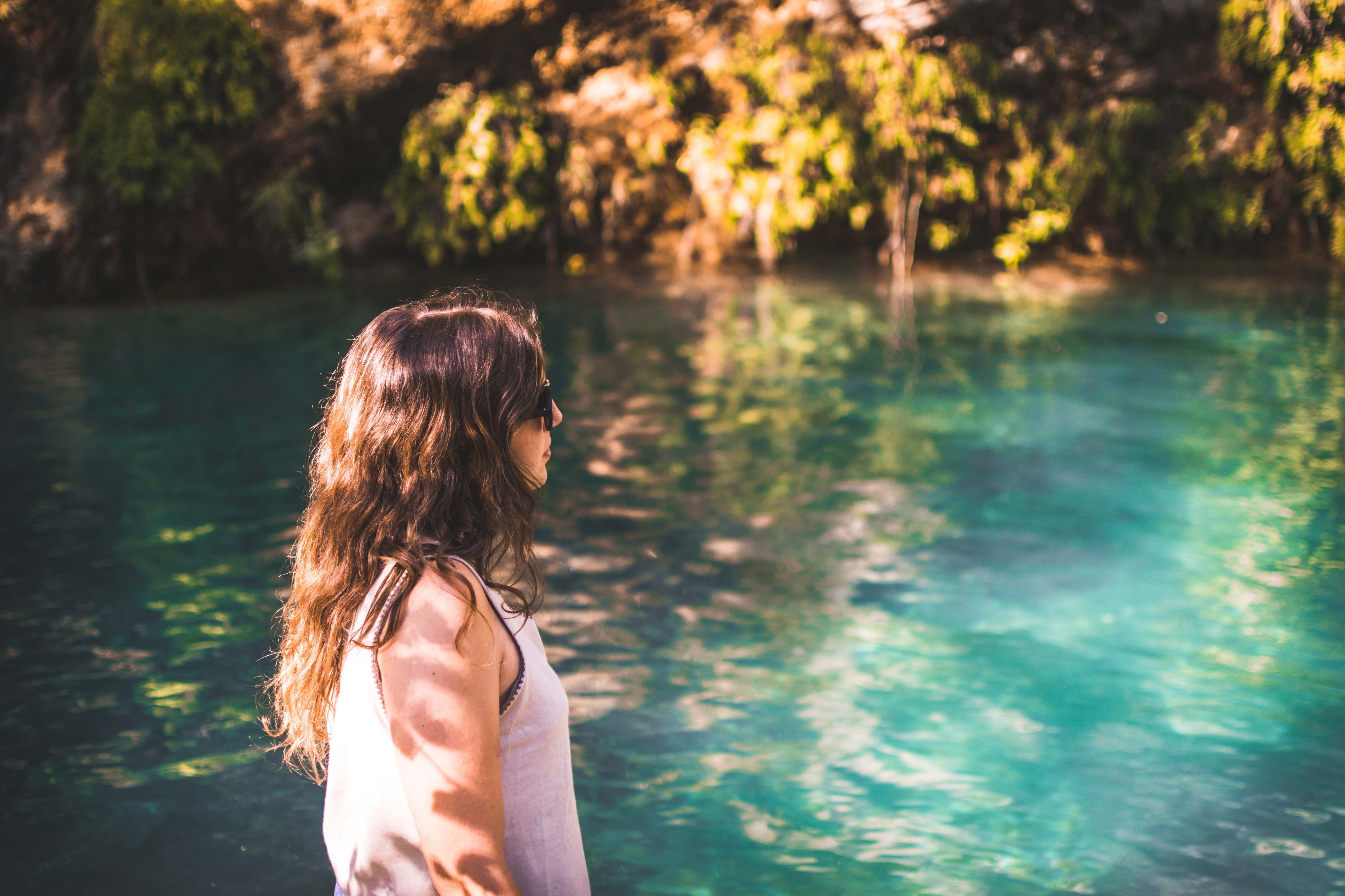 a woman in sunglasses looks to the side before blue water in san colombano, the crystal water 4k, HD Wallpaper