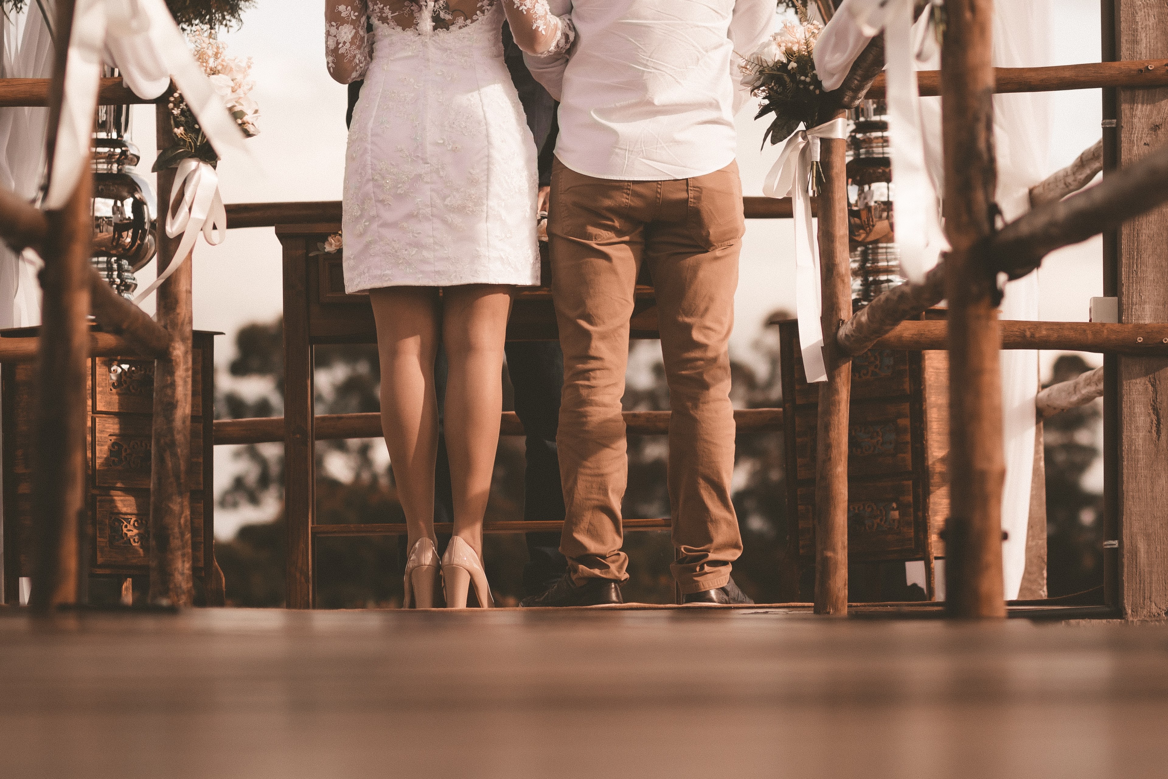 low shot of newlywed couples legs at a wedding ceremony, wedding day 4k, HD Wallpaper