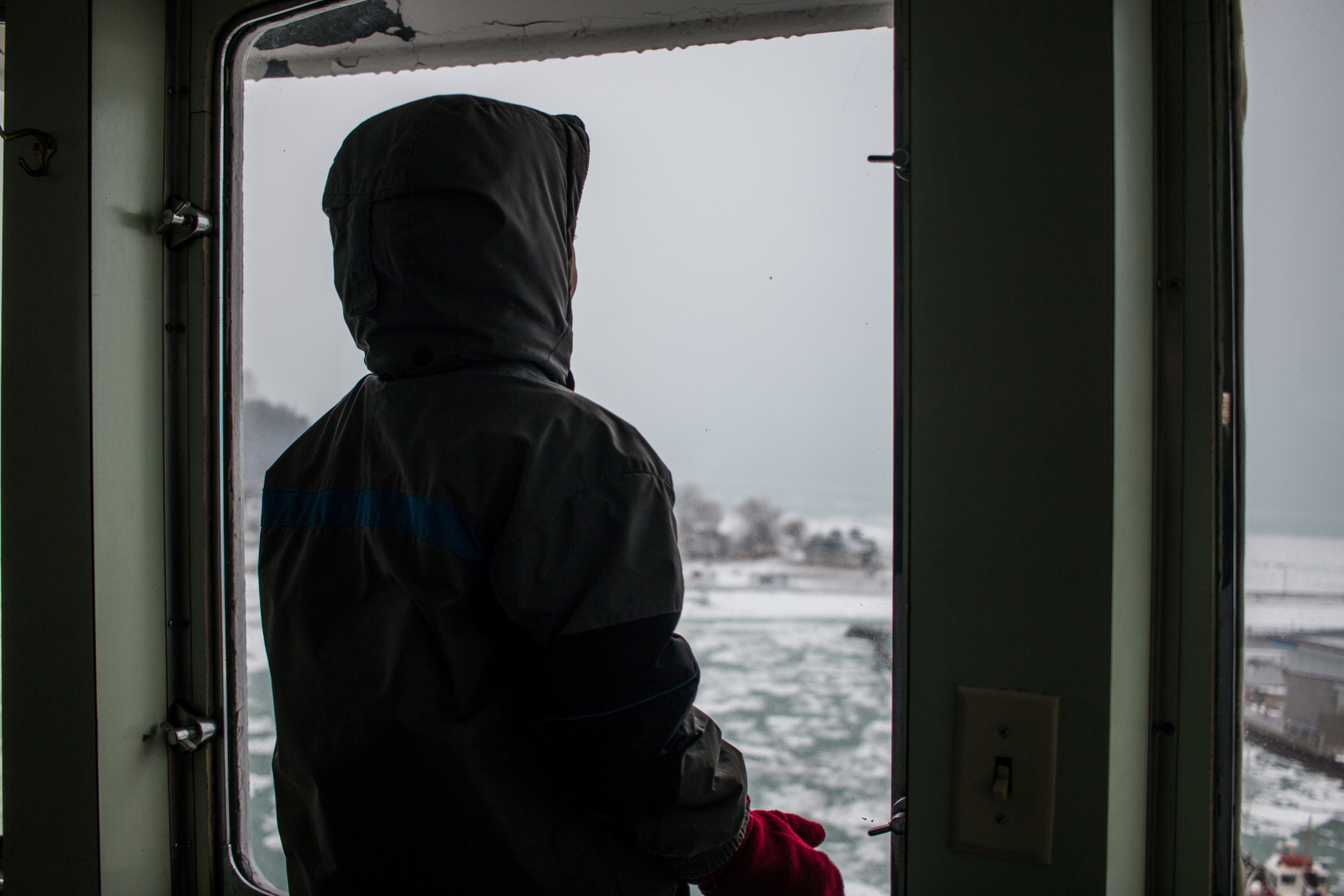 a person in a winter attire is looking out the window of a carriage in goderich, _person window goderich winter 4k, HD Wallpaper