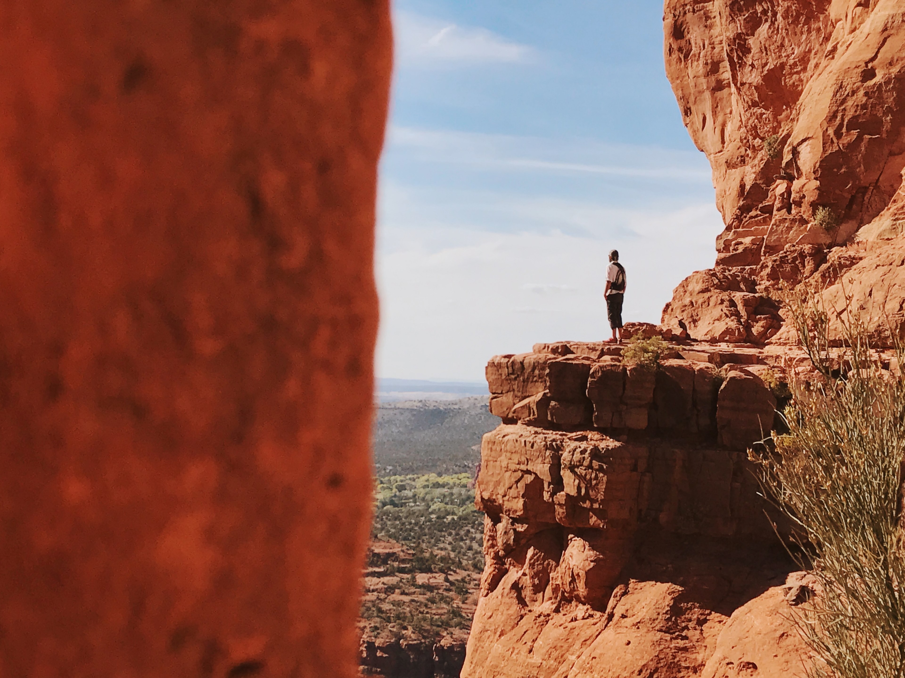 one person standing close to the edge of a cliff alone in sedona, person standing on cliff alone 4k, HD Wallpaper