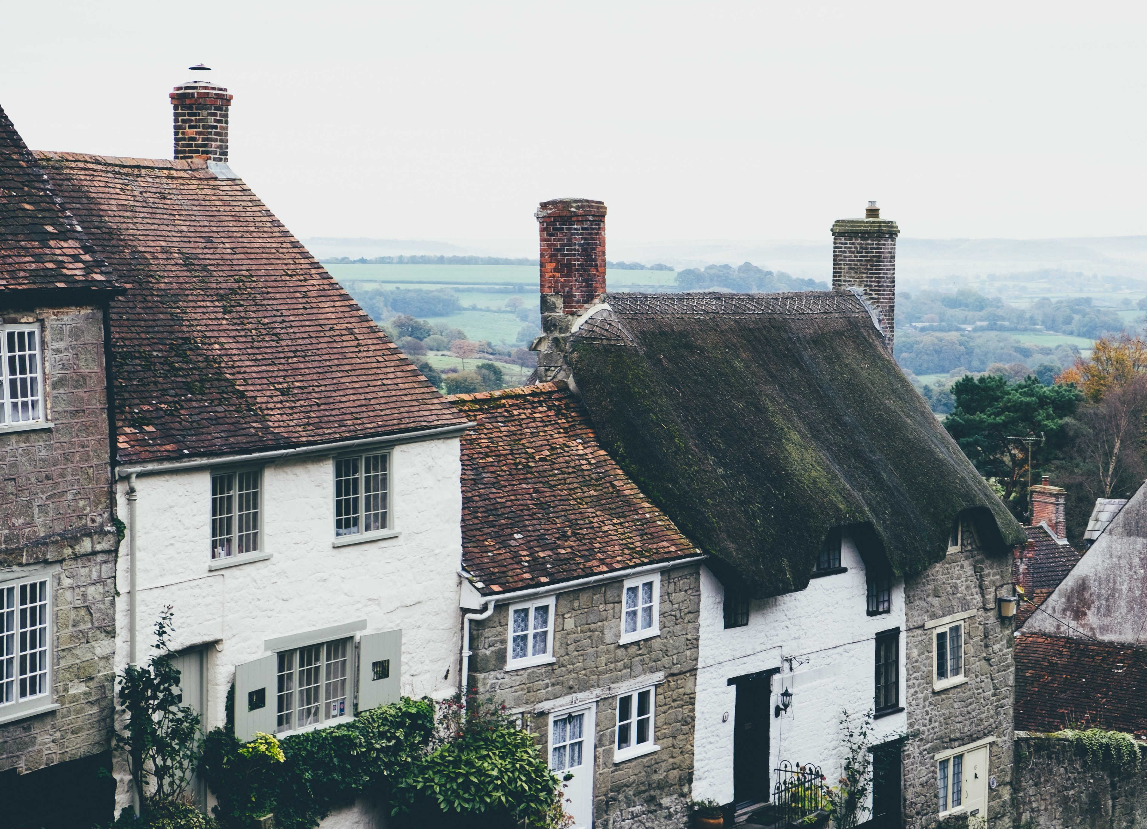 village view of houses and cottages with chimneys and thatched roofs in gold hill, gold hill houses 4k, HD Wallpaper
