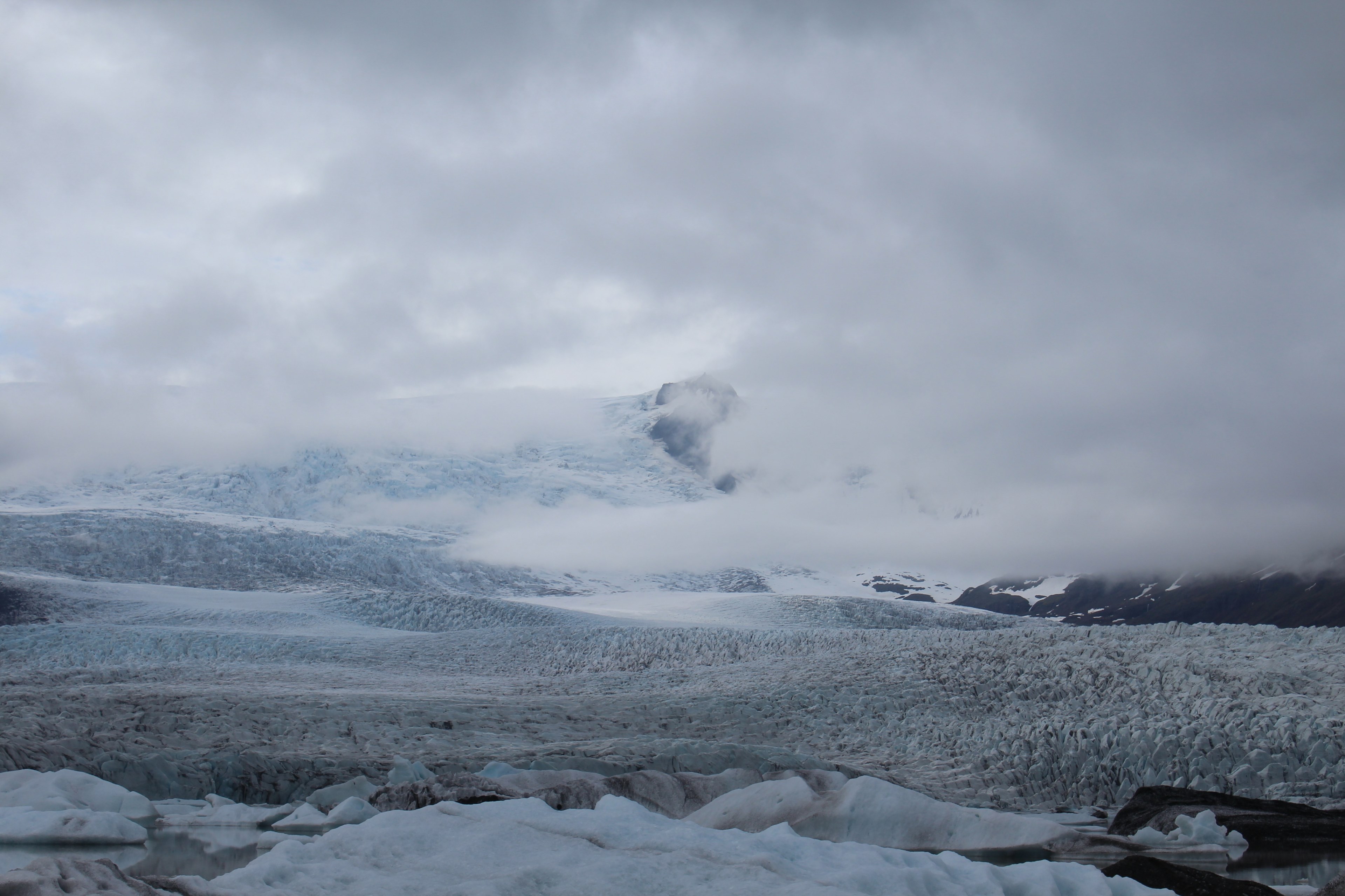 a cloud hangs low over snowy hills in the wilderness, cloudfall over snow 4k, HD Wallpaper