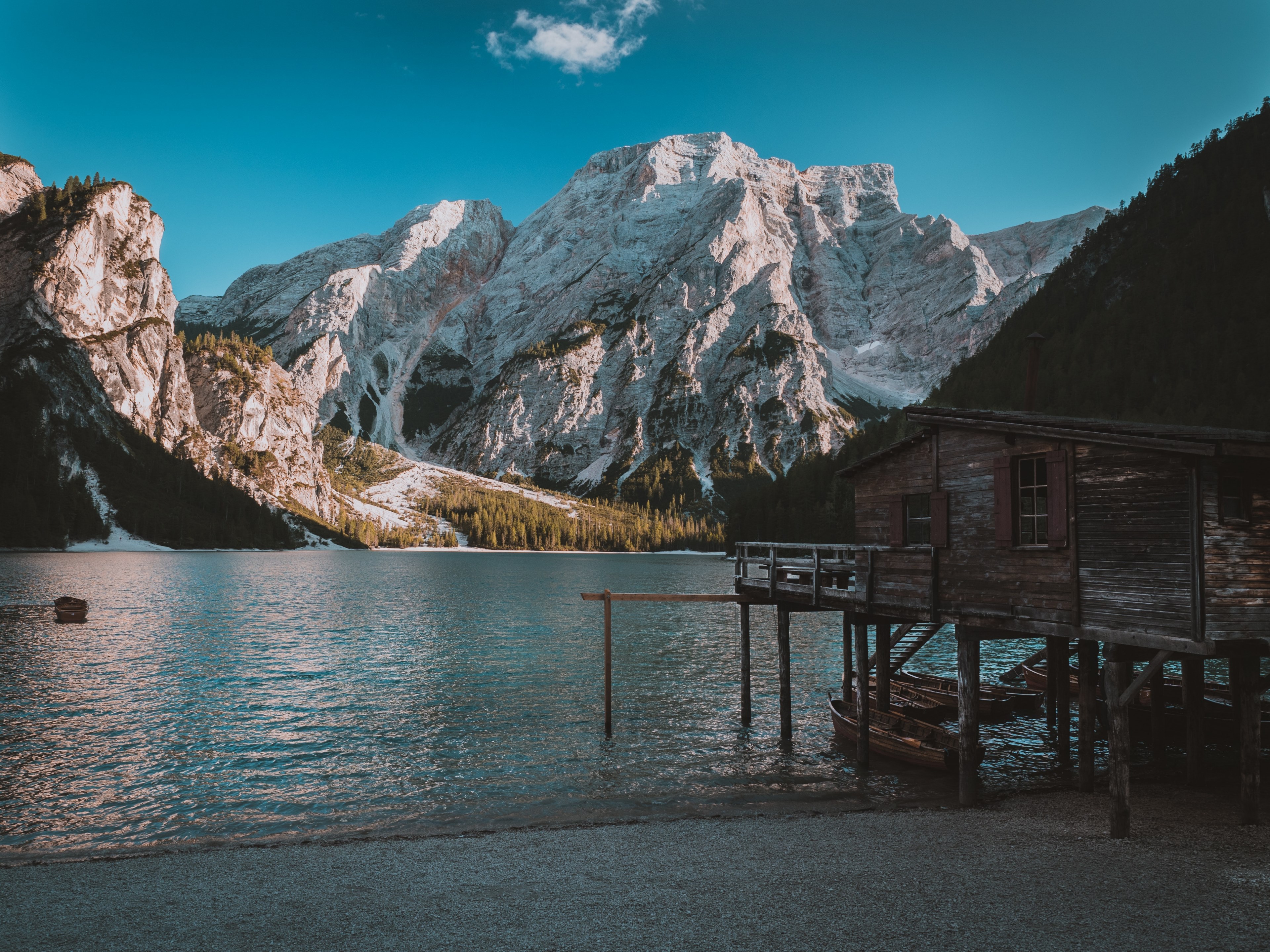 a beautiful lakefront resort near snow covered mountains, _lakefront resort winter 4k, HD Wallpaper