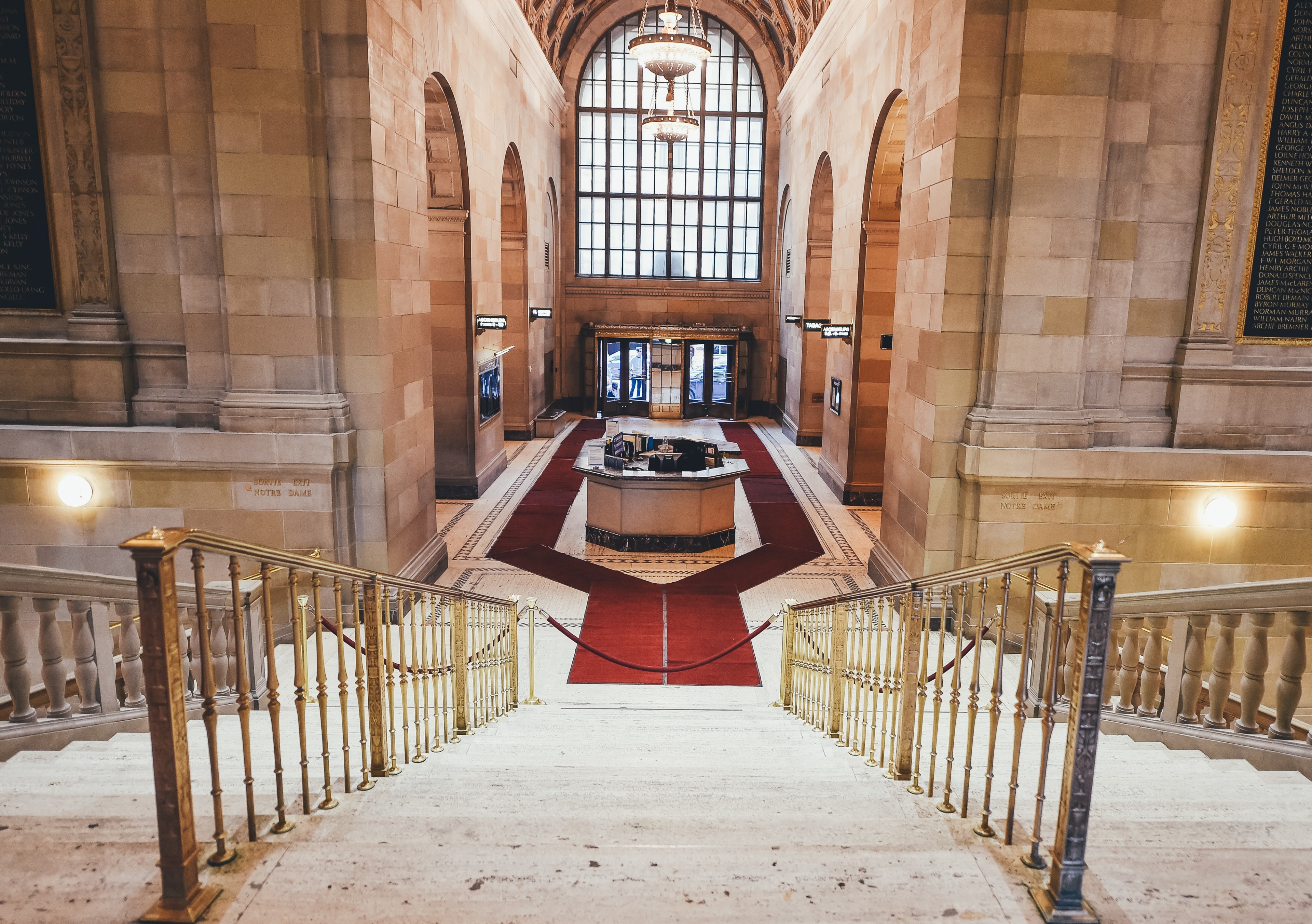 an elegant entrance hall with a large arched window and red carpet on the floor, elegant entrance hall 4k, HD Wallpaper