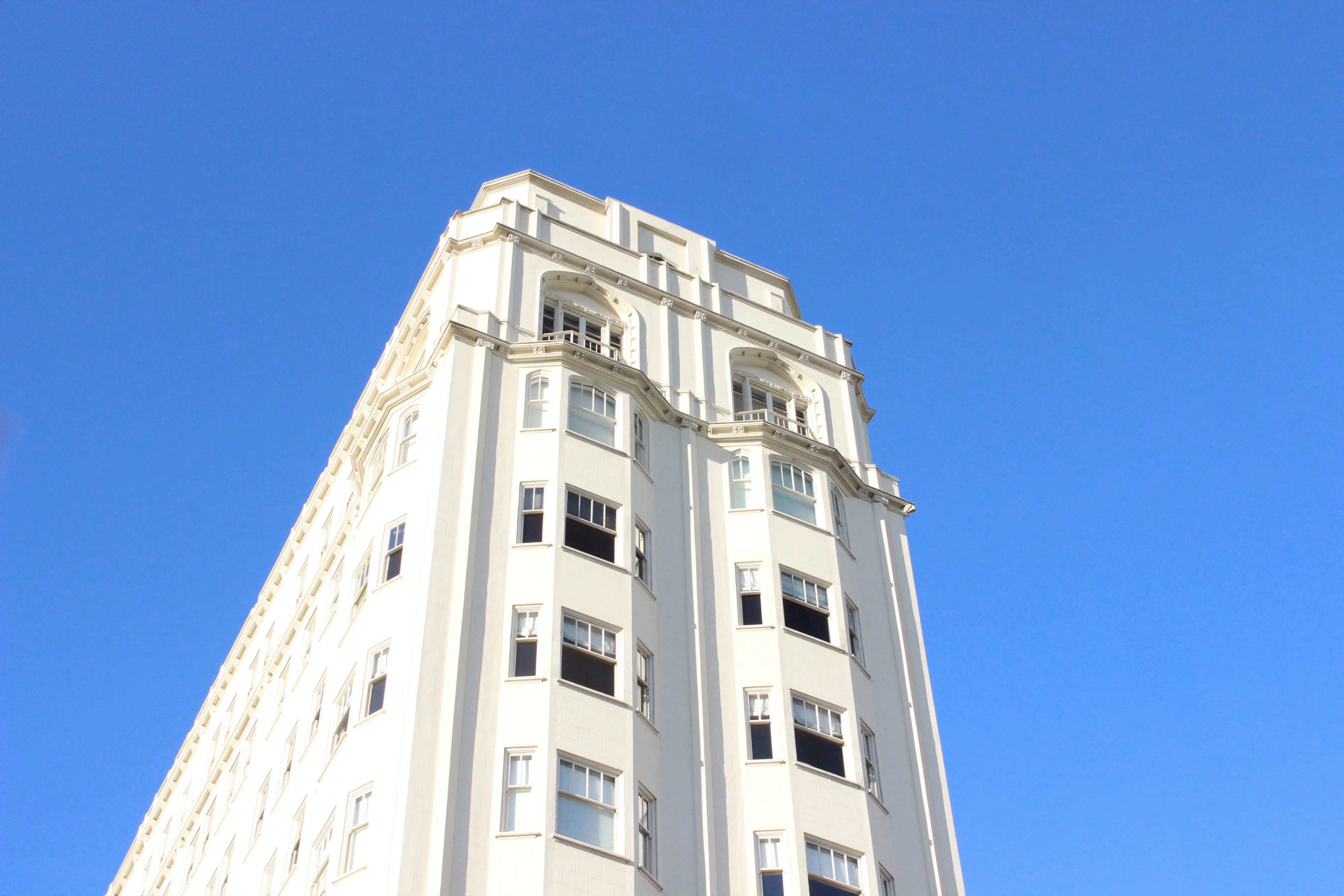looking skyward from an old white building in san francisco, _old building san francisco 4k, HD Wallpaper