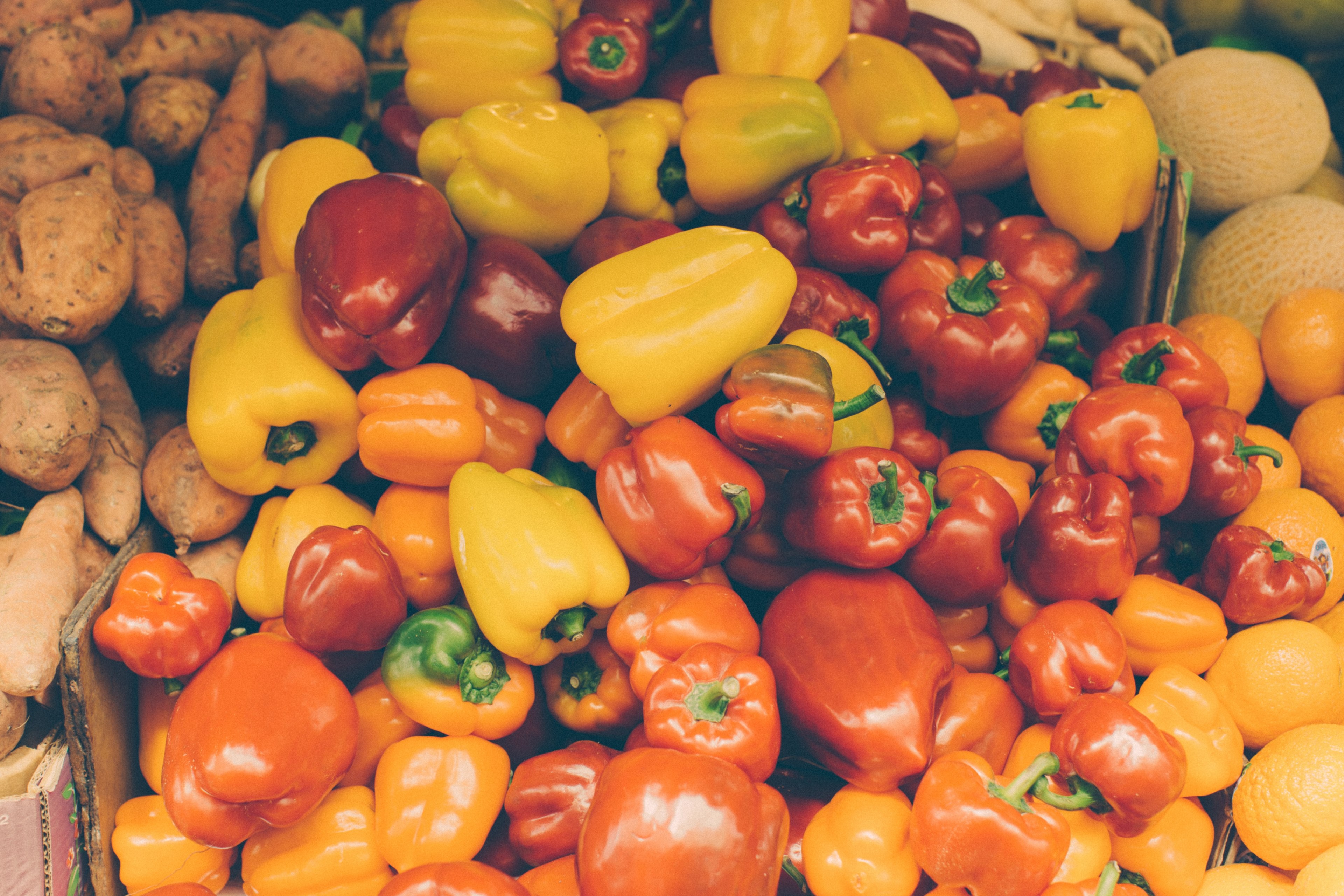 red orange and yellow bell peppers stacked at a market, colorful bell peppers 4k, HD Wallpaper