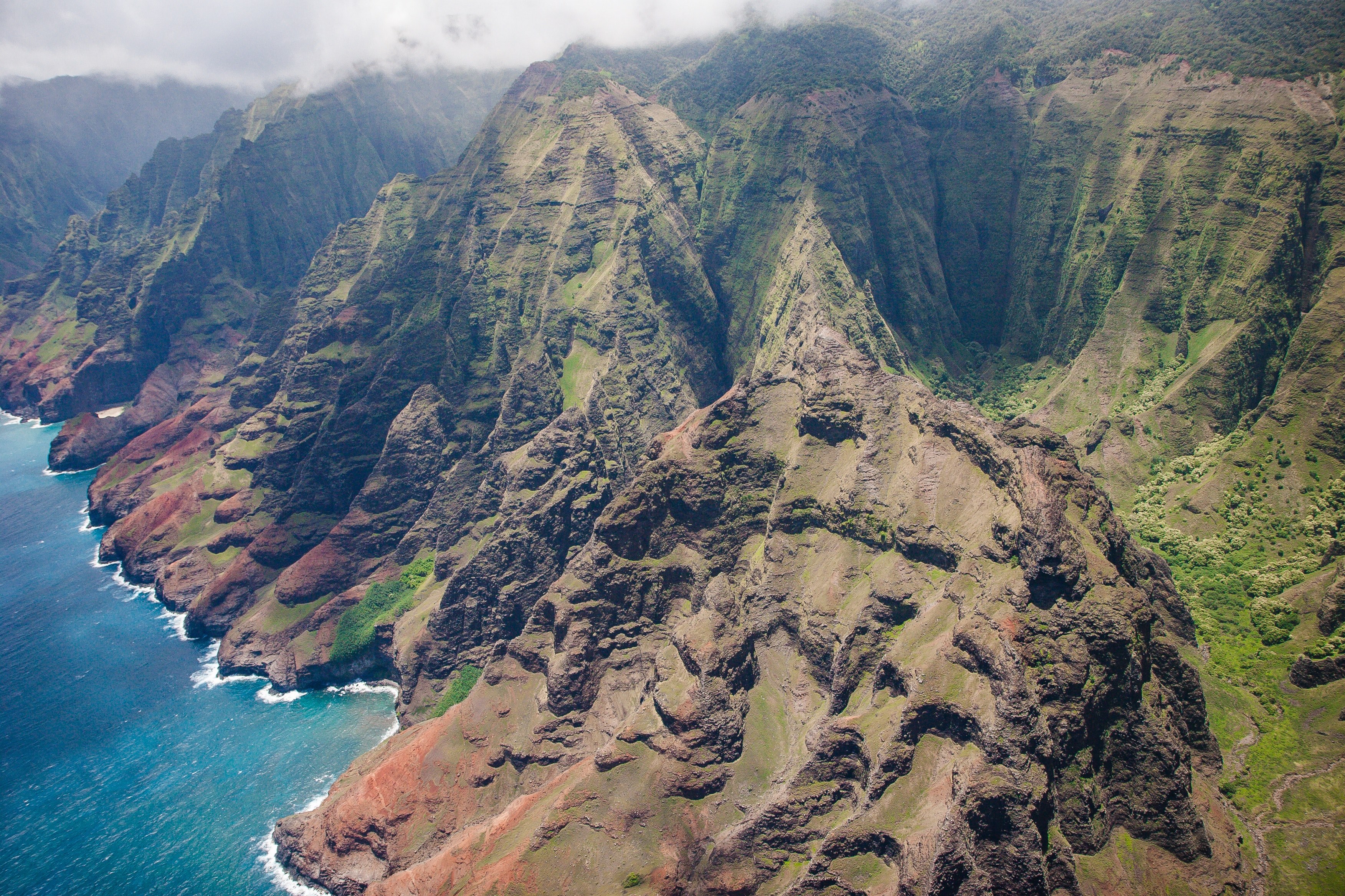 jagged slopes of an impressive mountain range by the azure sea, napali coast 4k, HD Wallpaper