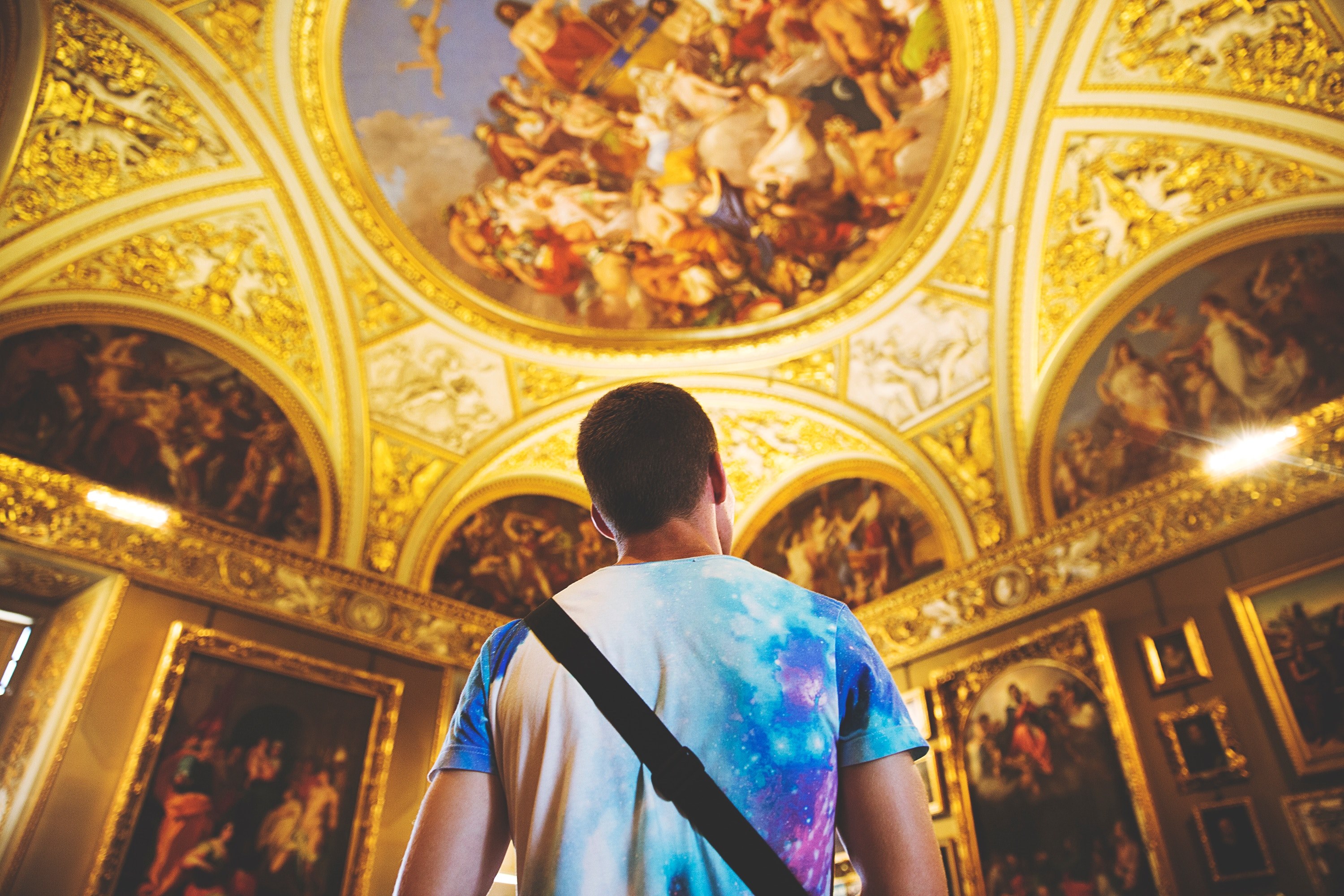 man in multicolored tie dye t shirt looking at ornate religious gold ceiling architecture in florence, man gazes at gold ceiling 4k, HD Wallpaper