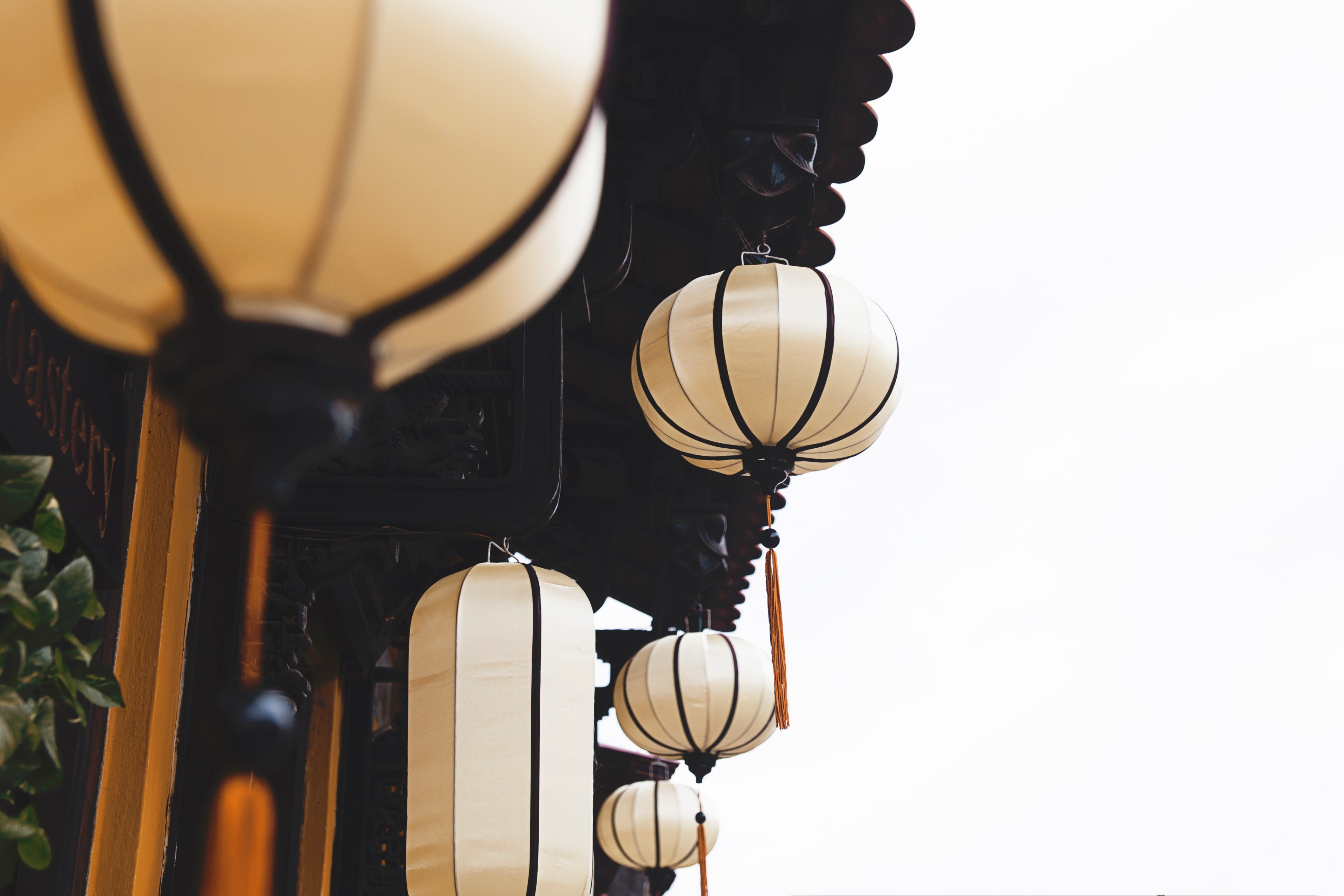 decorative asian lanterns hang outside a shop in hi an, outdoor light decor 4k, HD Wallpaper