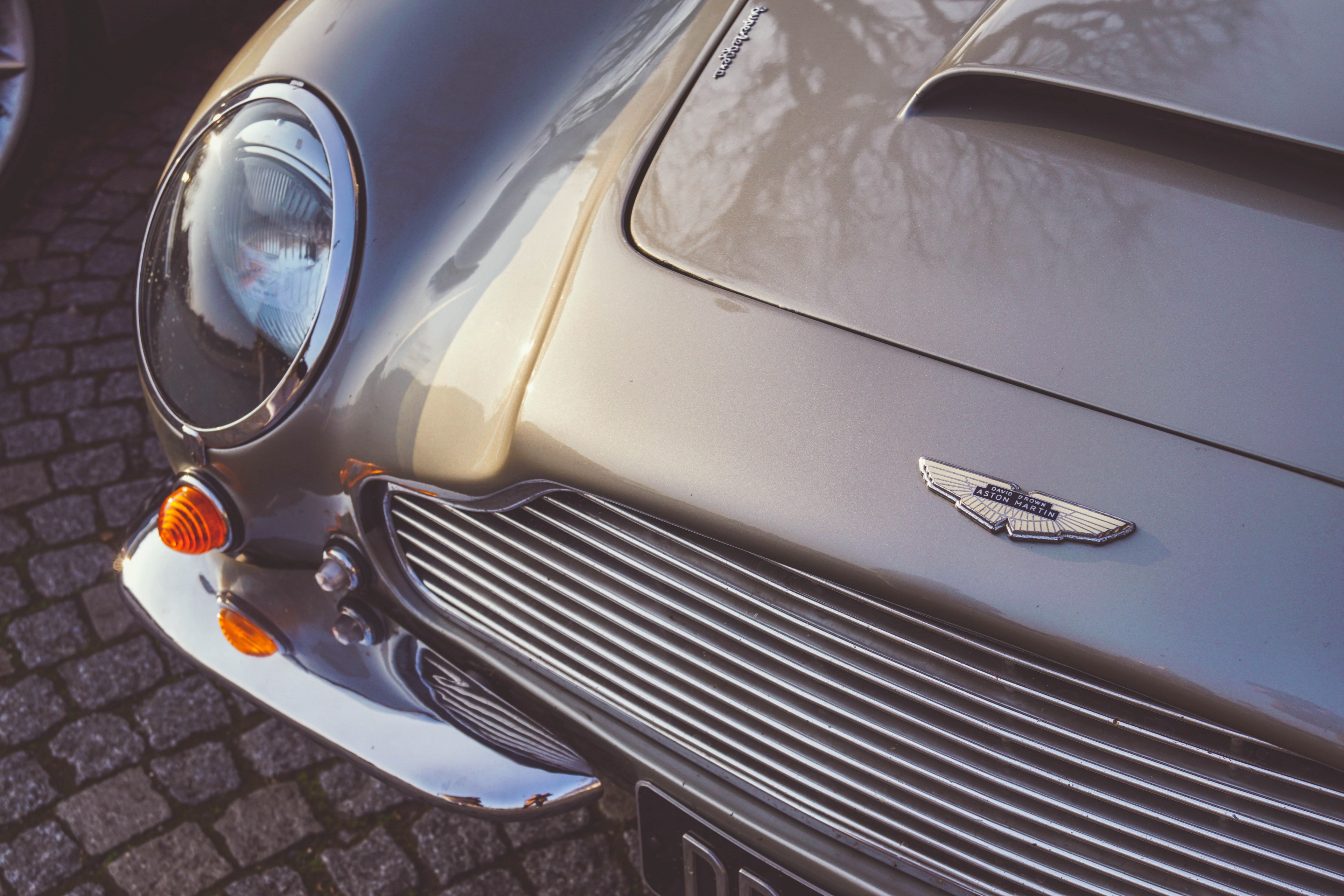 gray aston martin vintage car with reflective shiny paint on a brick road, calandre daston martin 4k, HD Wallpaper