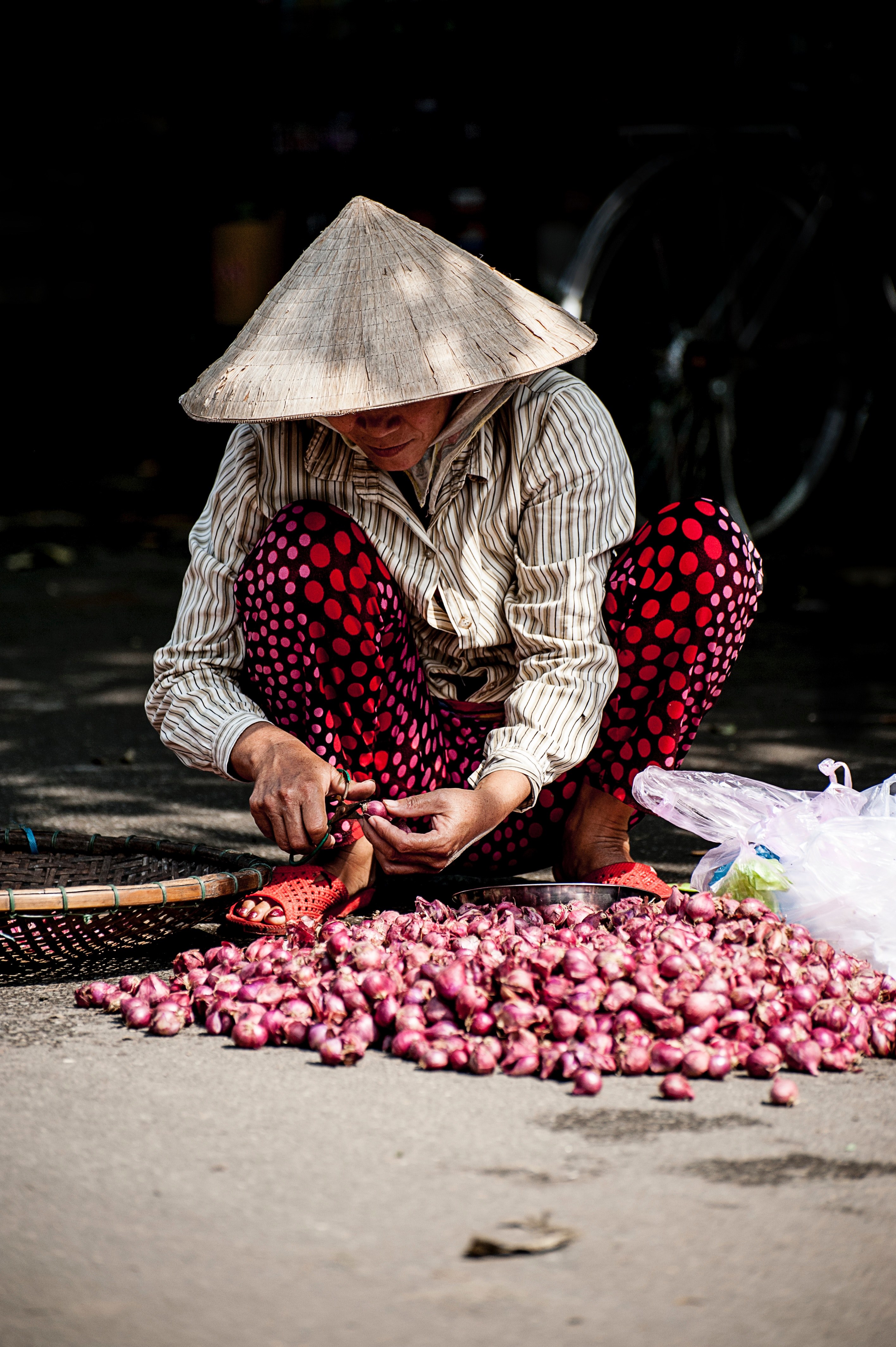 worker pares pile of fresh shallots for a vietnamese market, vietnamese farmer 4k, Phone HD Wallpaper