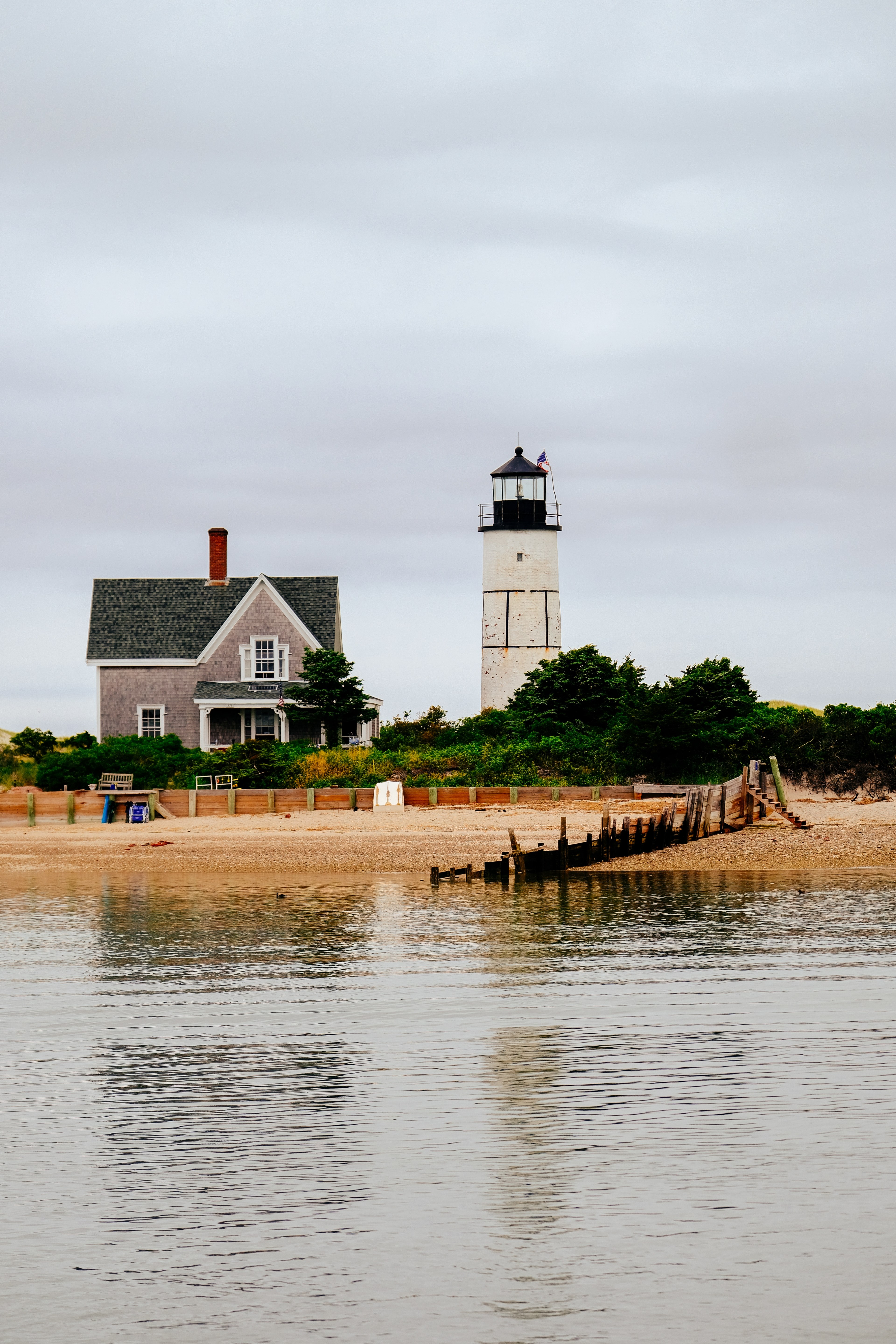 lighthouse by the house on a sandy beach at sandy neck, lighthouse 4k, Phone HD Wallpaper