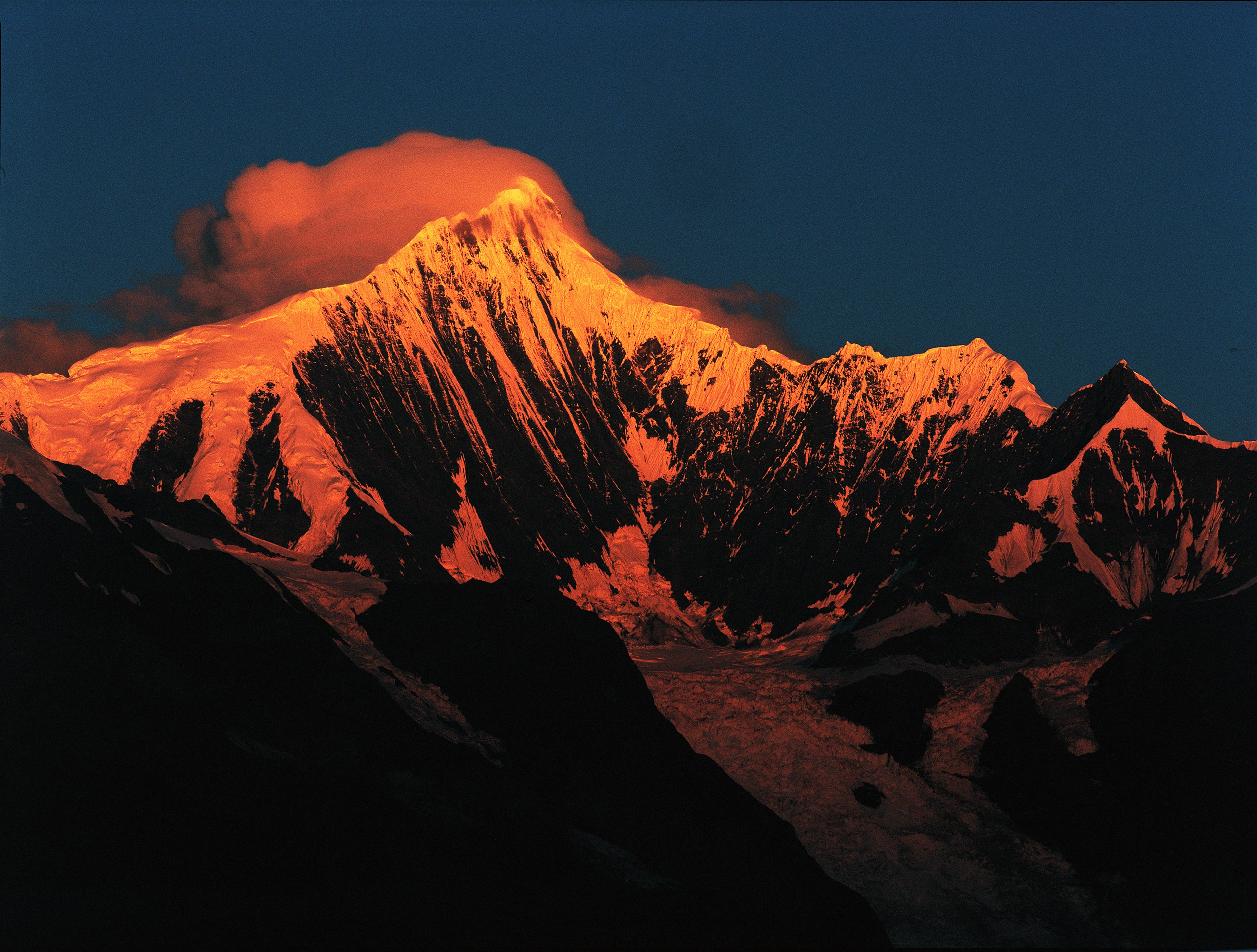 orange sun rays illuminate a snow capped mountain during sunrise, kawakarpo 4k, HD Wallpaper