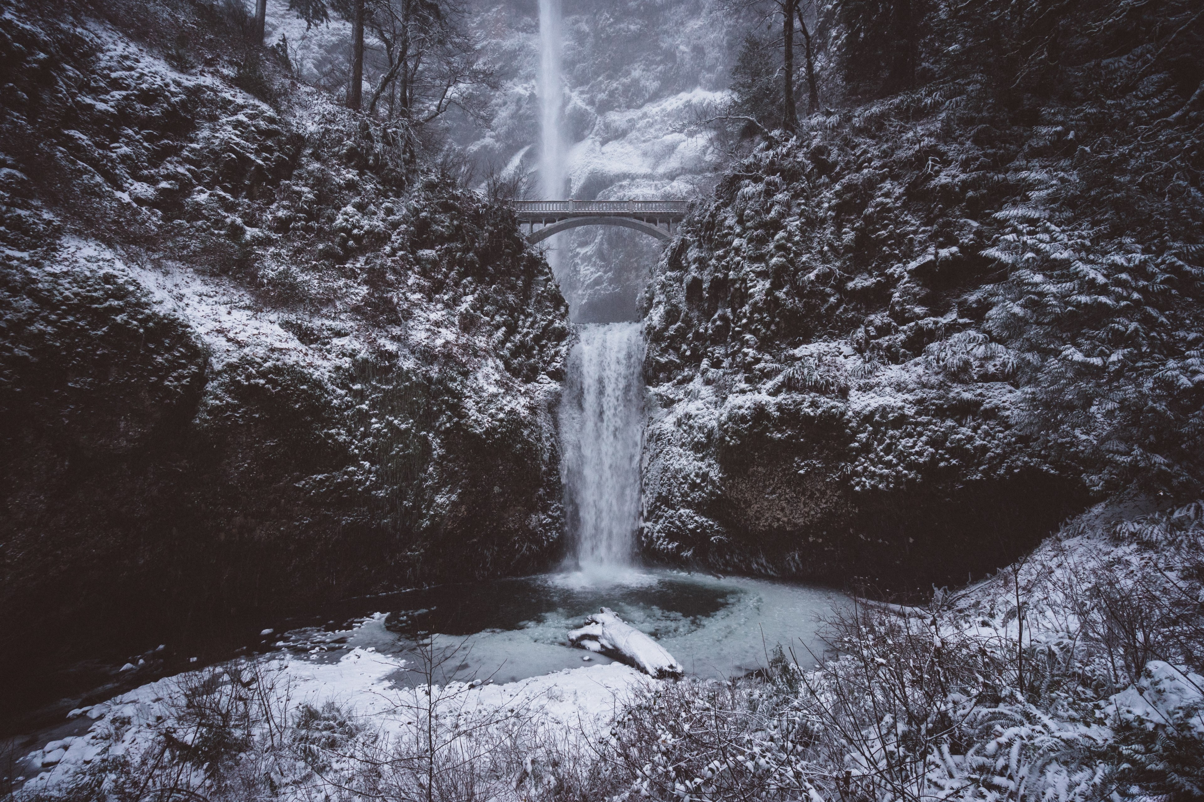 a man wearing a spring jacket jogging on the side of the road near multnomah falls, white multnomah falls 4k, HD Wallpaper