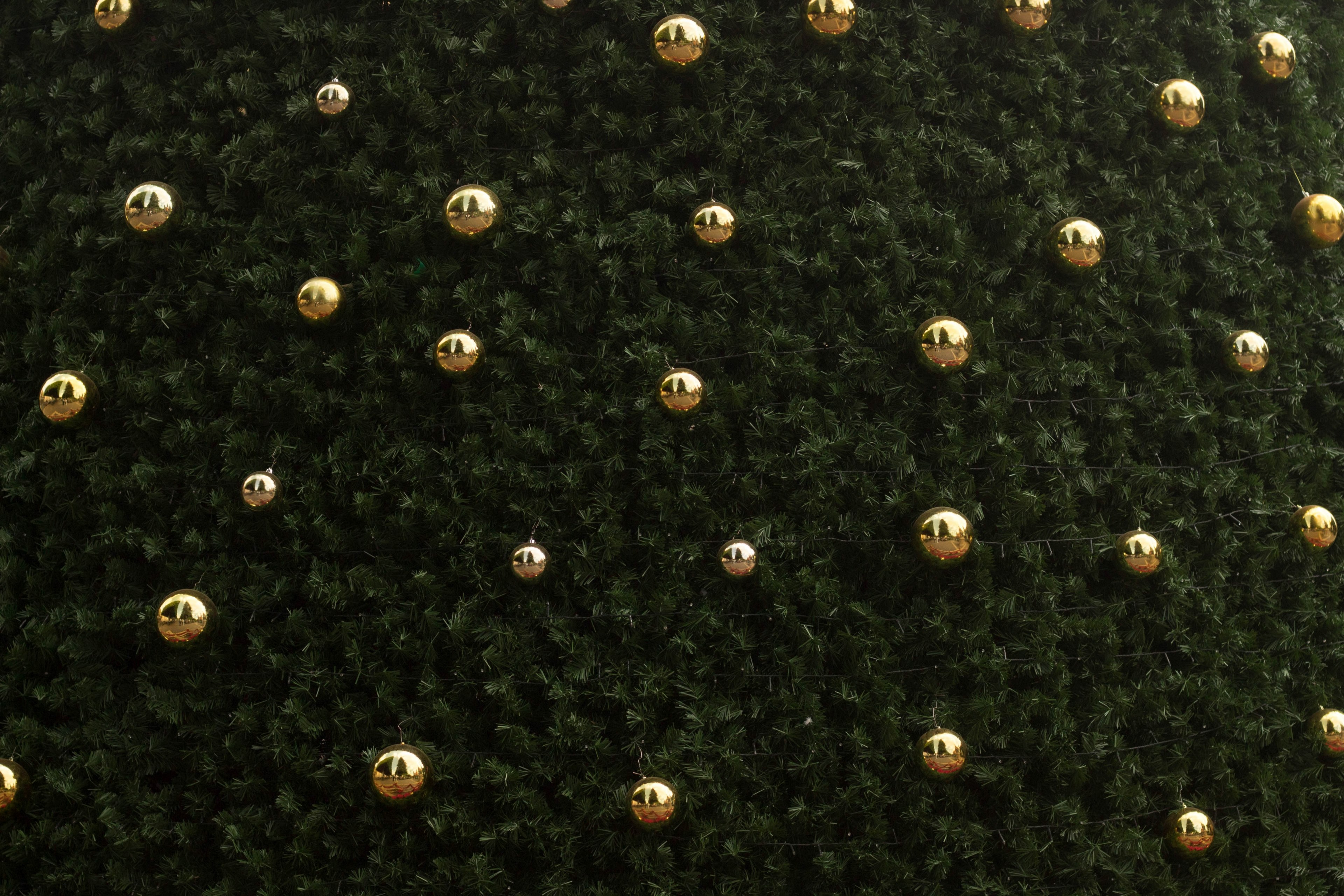 tree bauble christmas tree and gold 4k, HD Wallpaper