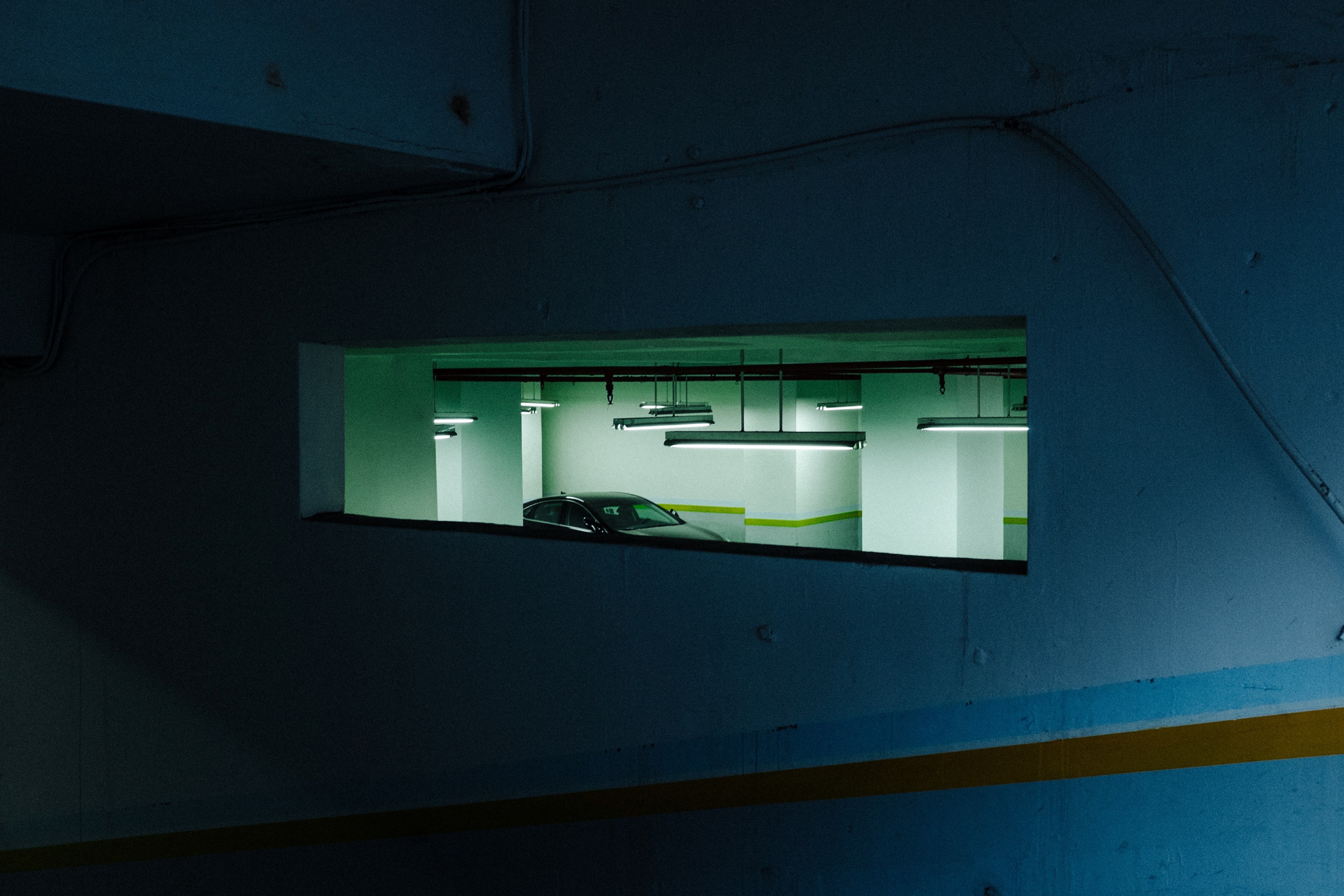 a car is parked in an underground parking garage, _parking garage overhead light 4k, HD Wallpaper