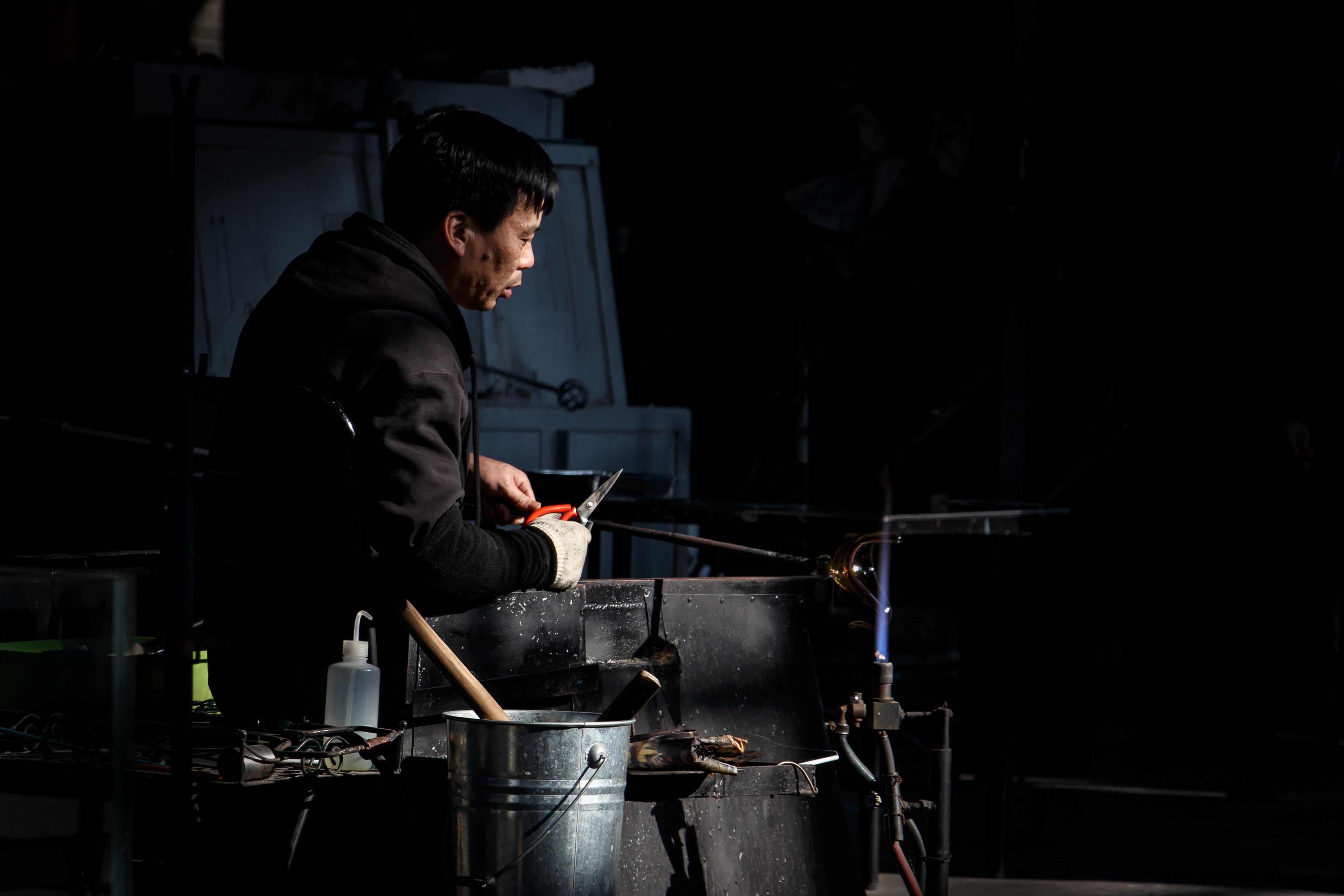 an asian male looking at stuff at the shanghai museum of glass, shanghai museum of glass 4k, HD Wallpaper