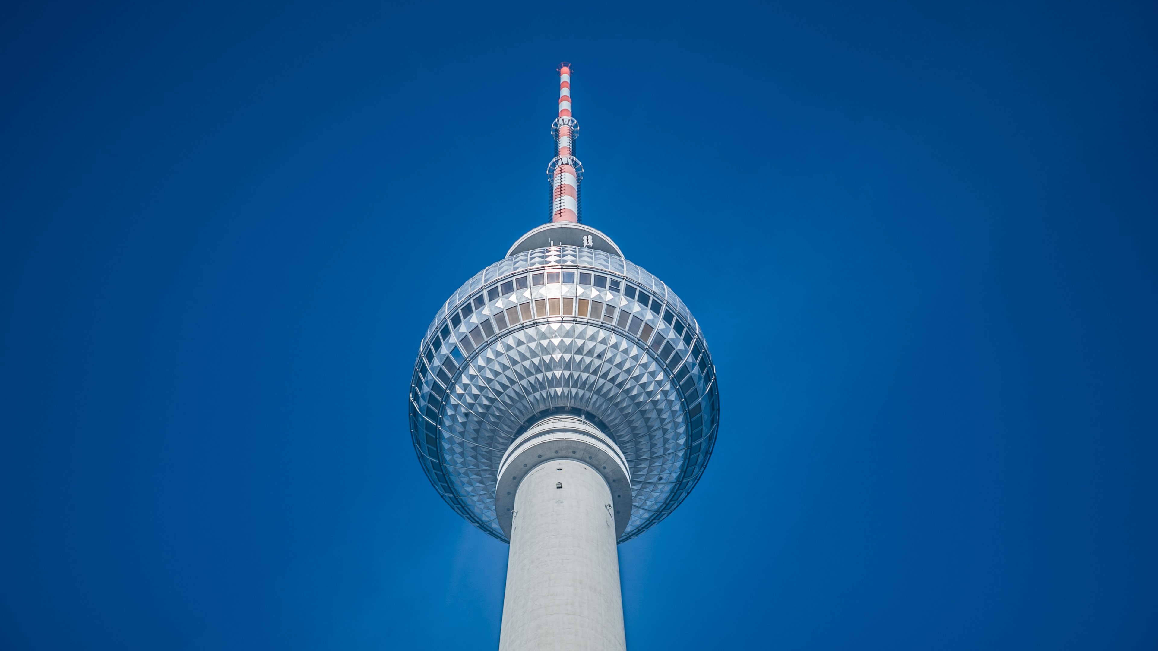 blue sky with fernsehturm 4k, HD Wallpaper