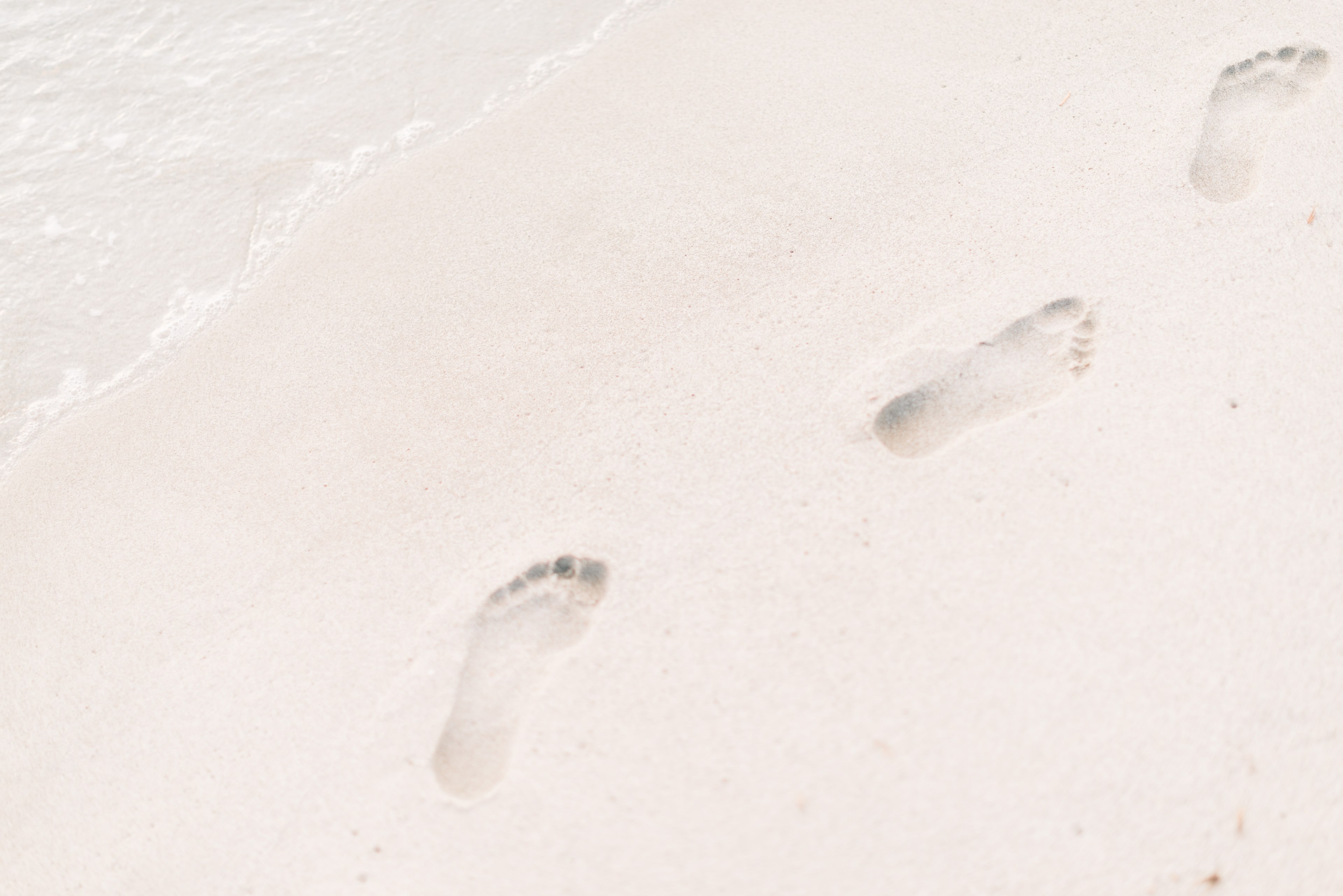 a close up of footprints left by a person walking barefoot on a sandy beach, beach footprints 4k, HD Wallpaper