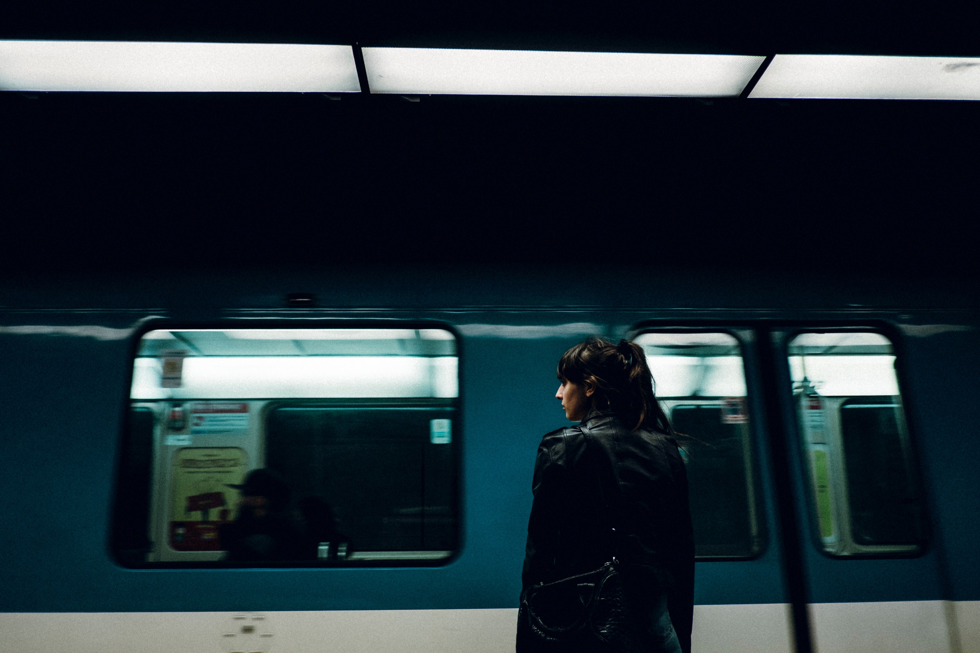 woman waits by passing subway train at metro stop in montreal, waiting for what 4k, HD Wallpaper