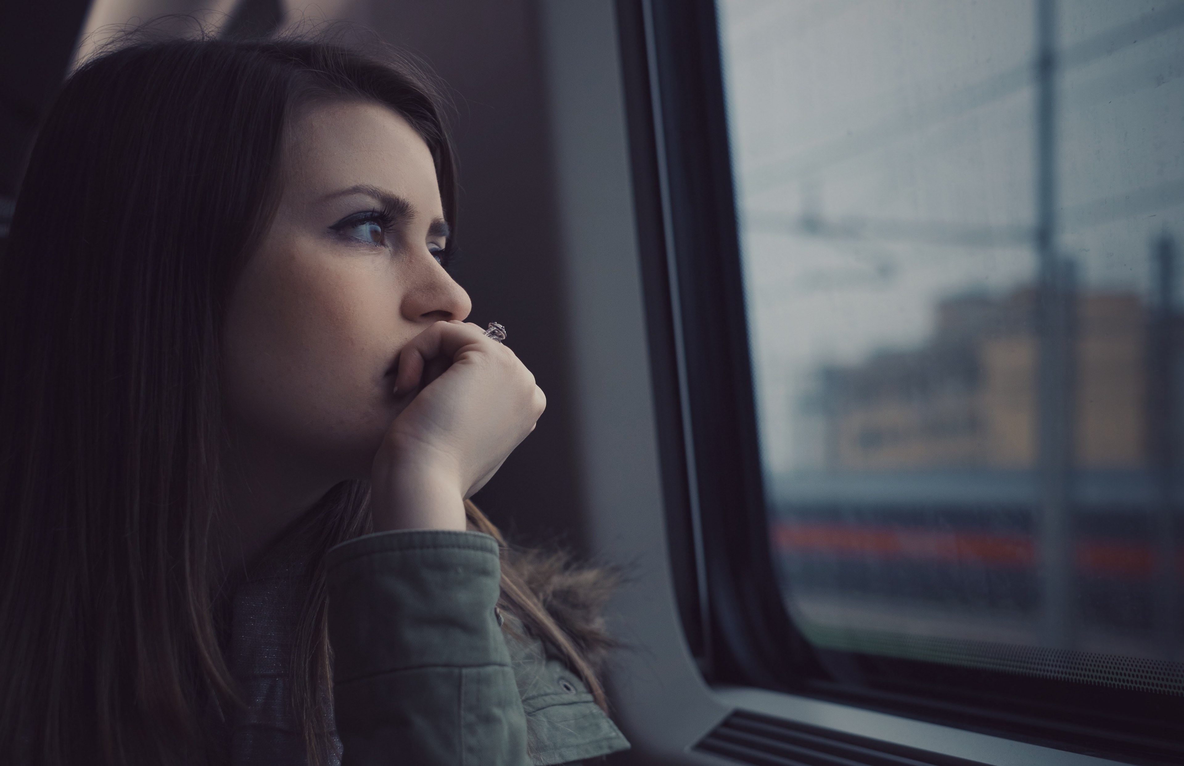 thinking woman looking out a train car window alone, lonely commute home 4k, HD Wallpaper
