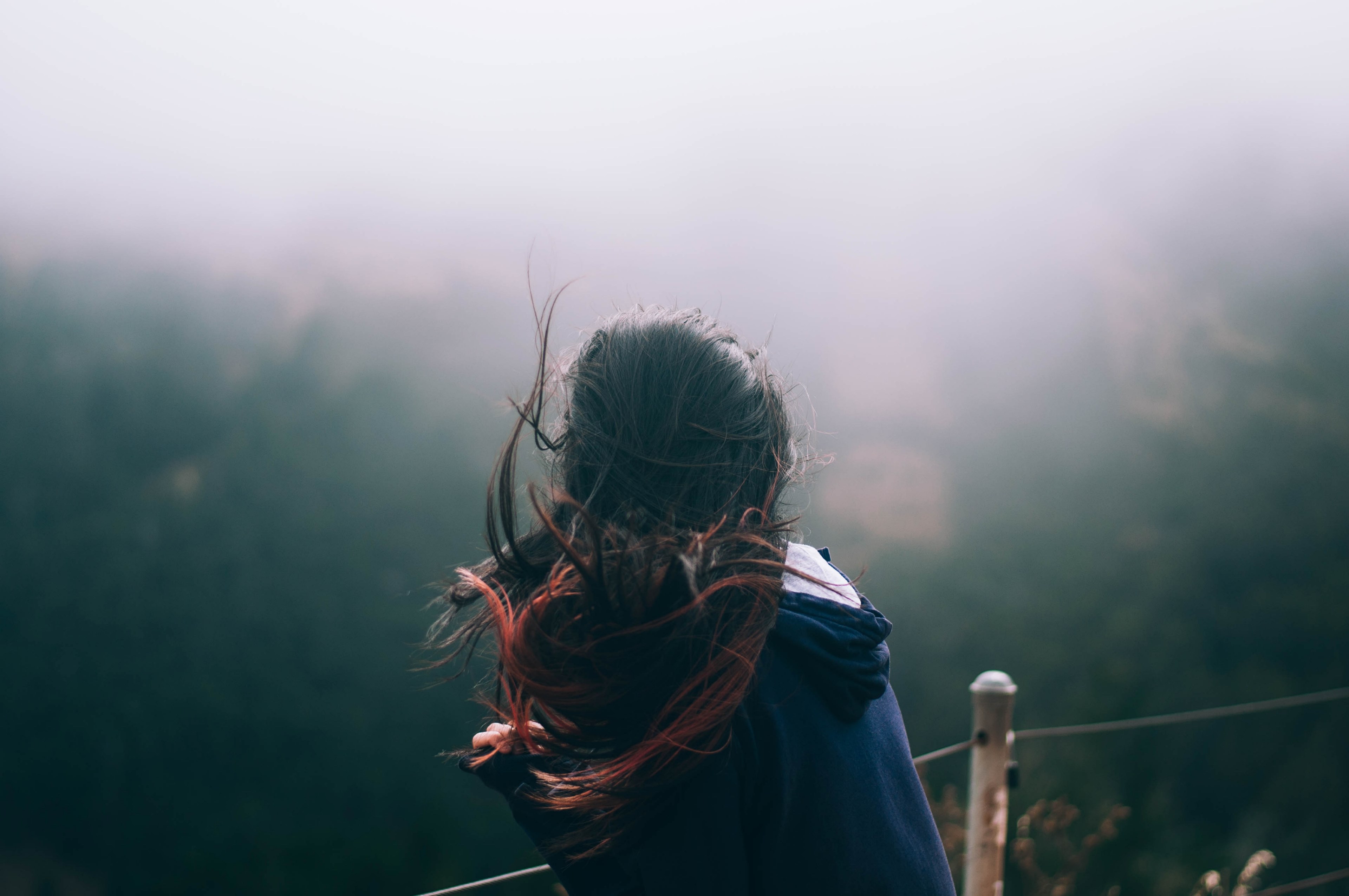 a girls hair moving in the wind as she looks out at a fog covered san francisco, foggy city background 4k, HD Wallpaper