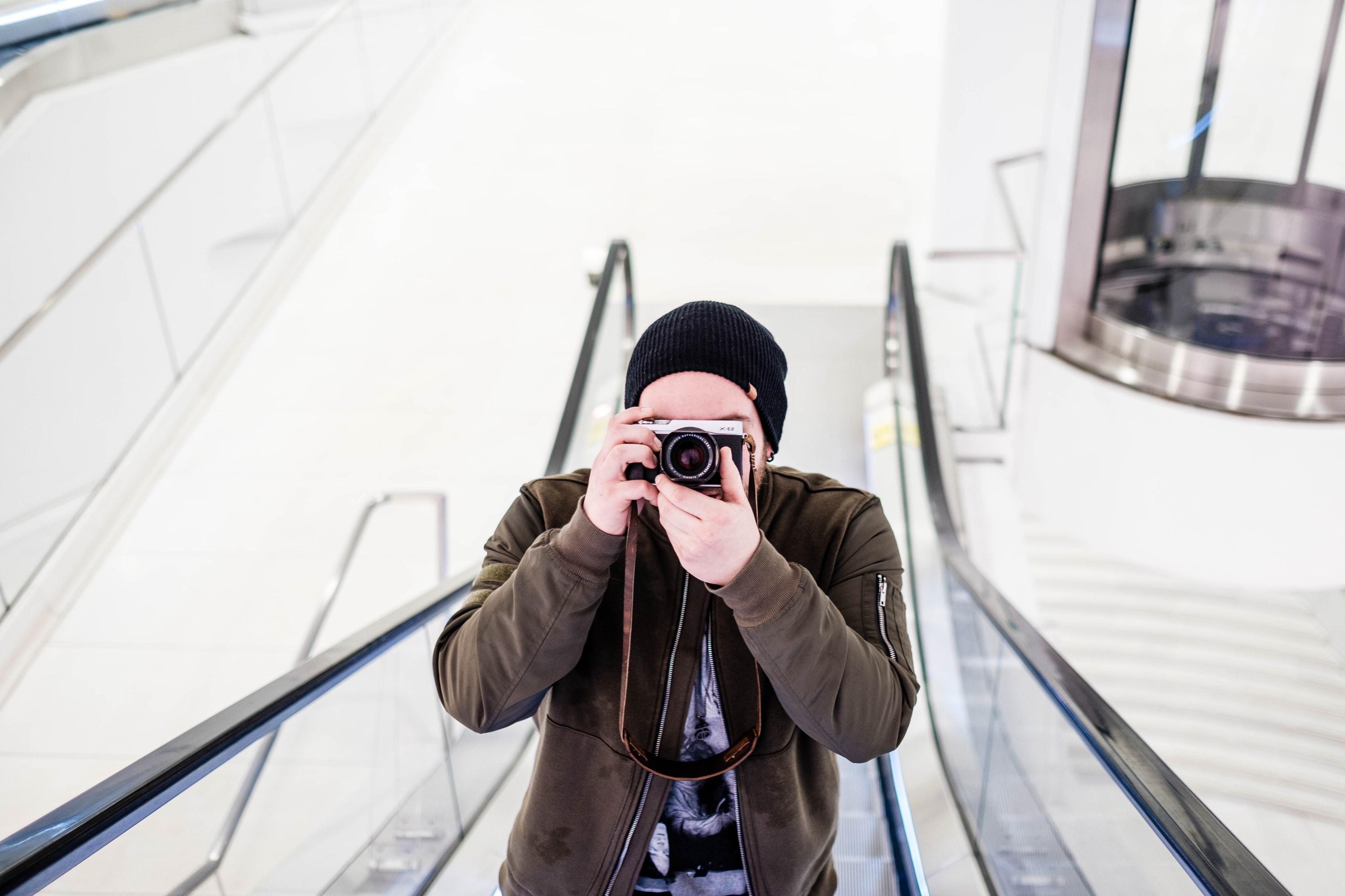 photographer stands on an escalator and takes a photo, unsplash 025 4k, HD Wallpaper