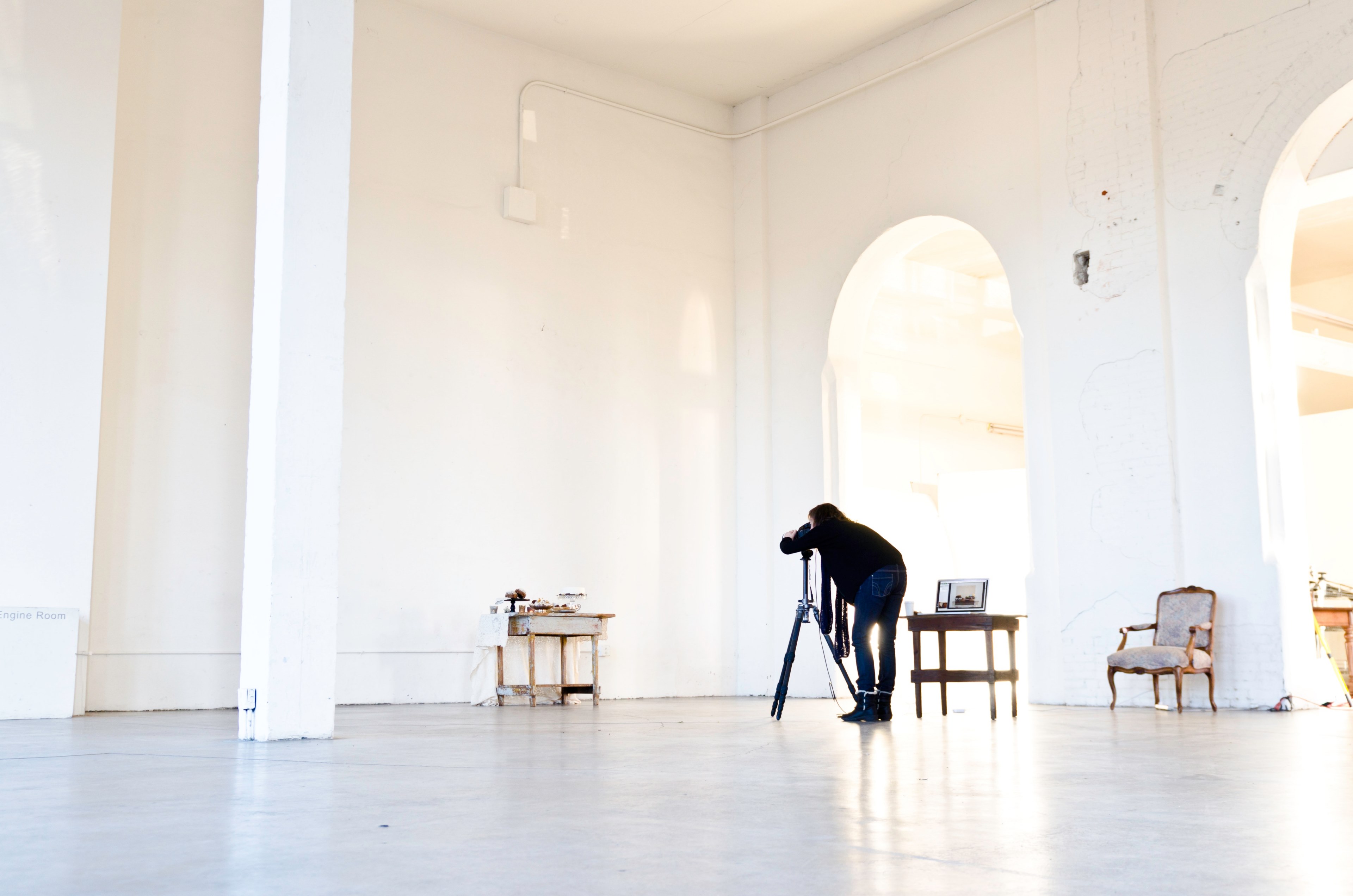 a photographer with at tripod takes a picture of a still life in a white building with tall ceilings and arches, photographer in white room 4k, HD Wallpaper