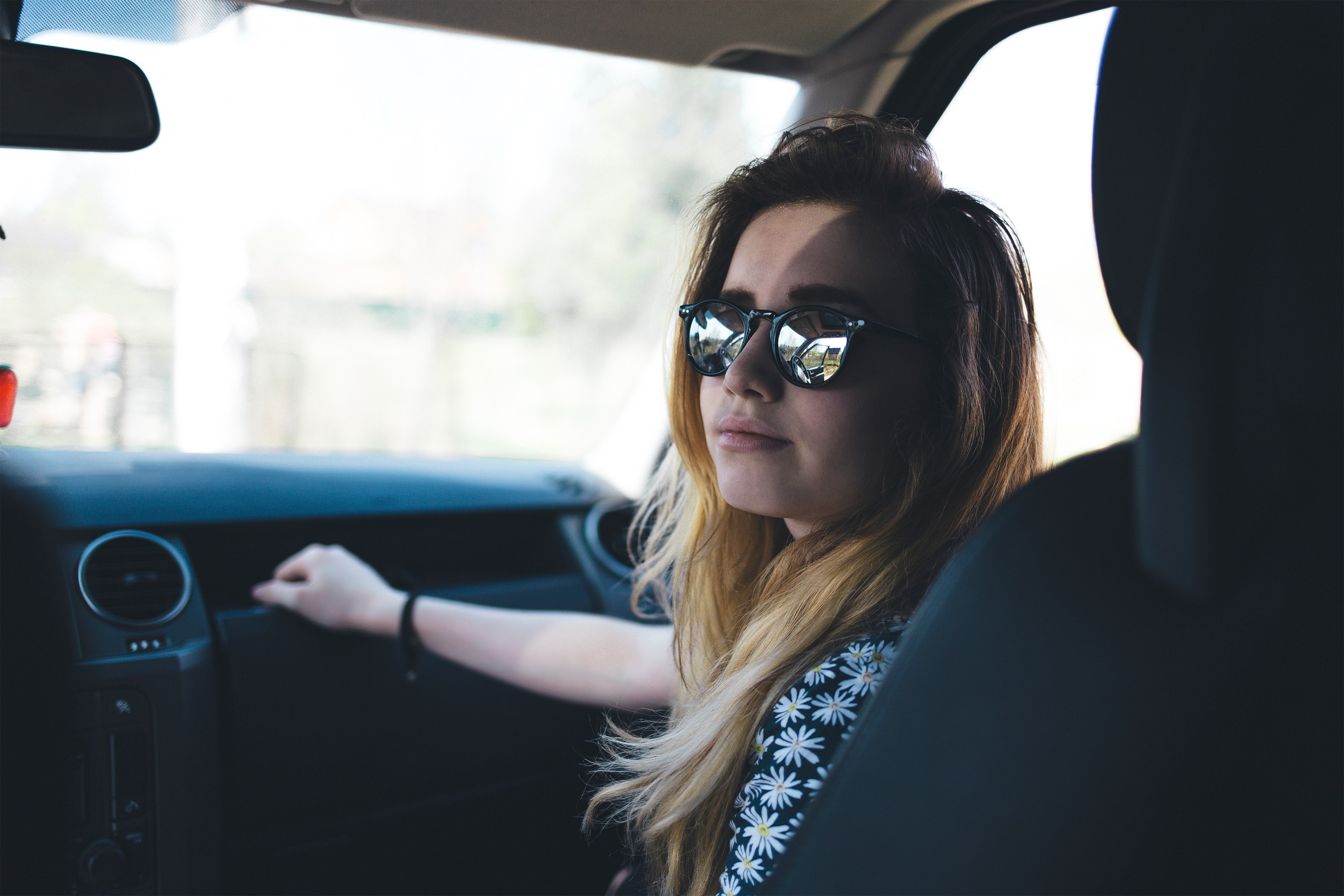 a passenger in a car wearing sunglasses touches the dashboard, alina are traveling 4k, HD Wallpaper