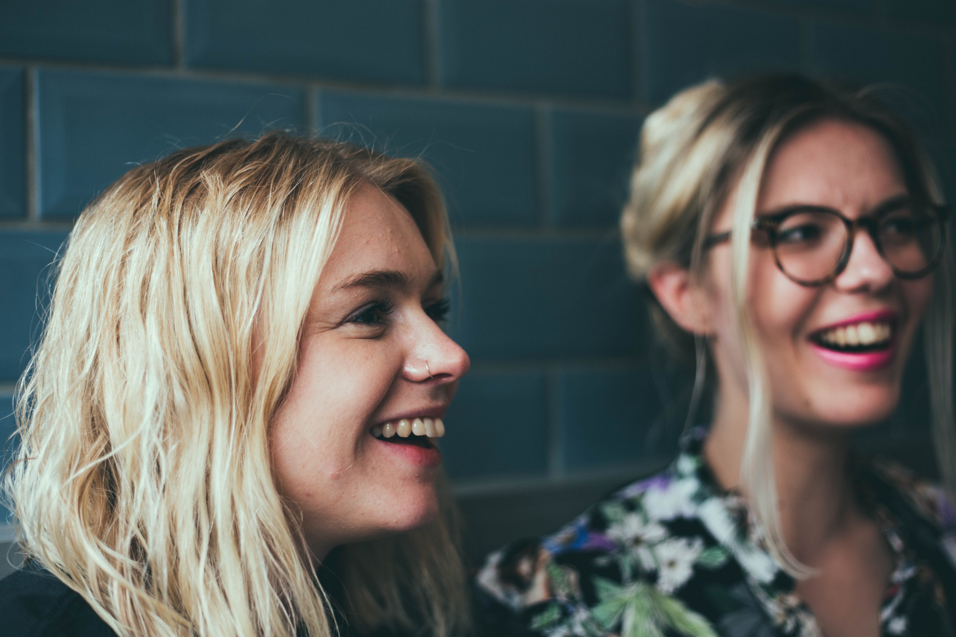 two blonde girls sitting and chatting in norwich, norwich friends 4k, HD Wallpaper