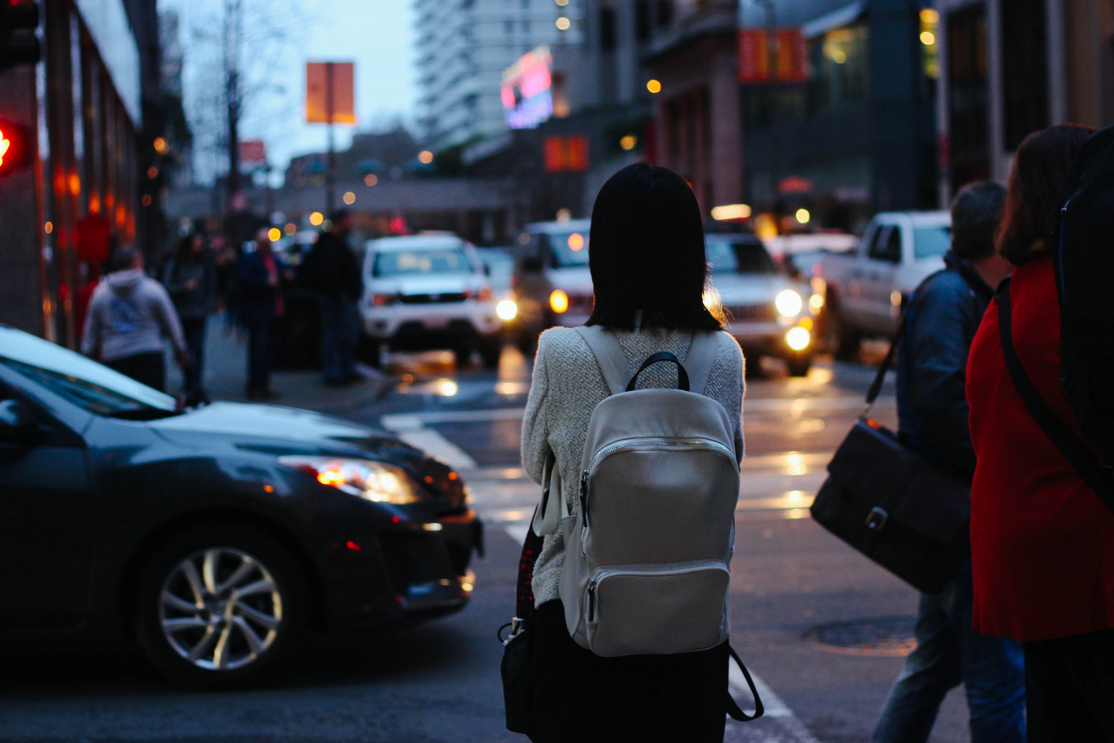 young woman with white backpack standing on busy urban crossroads near traffic in san francisco, young woman standing at san francisco crossroads 4k, HD Wallpaper