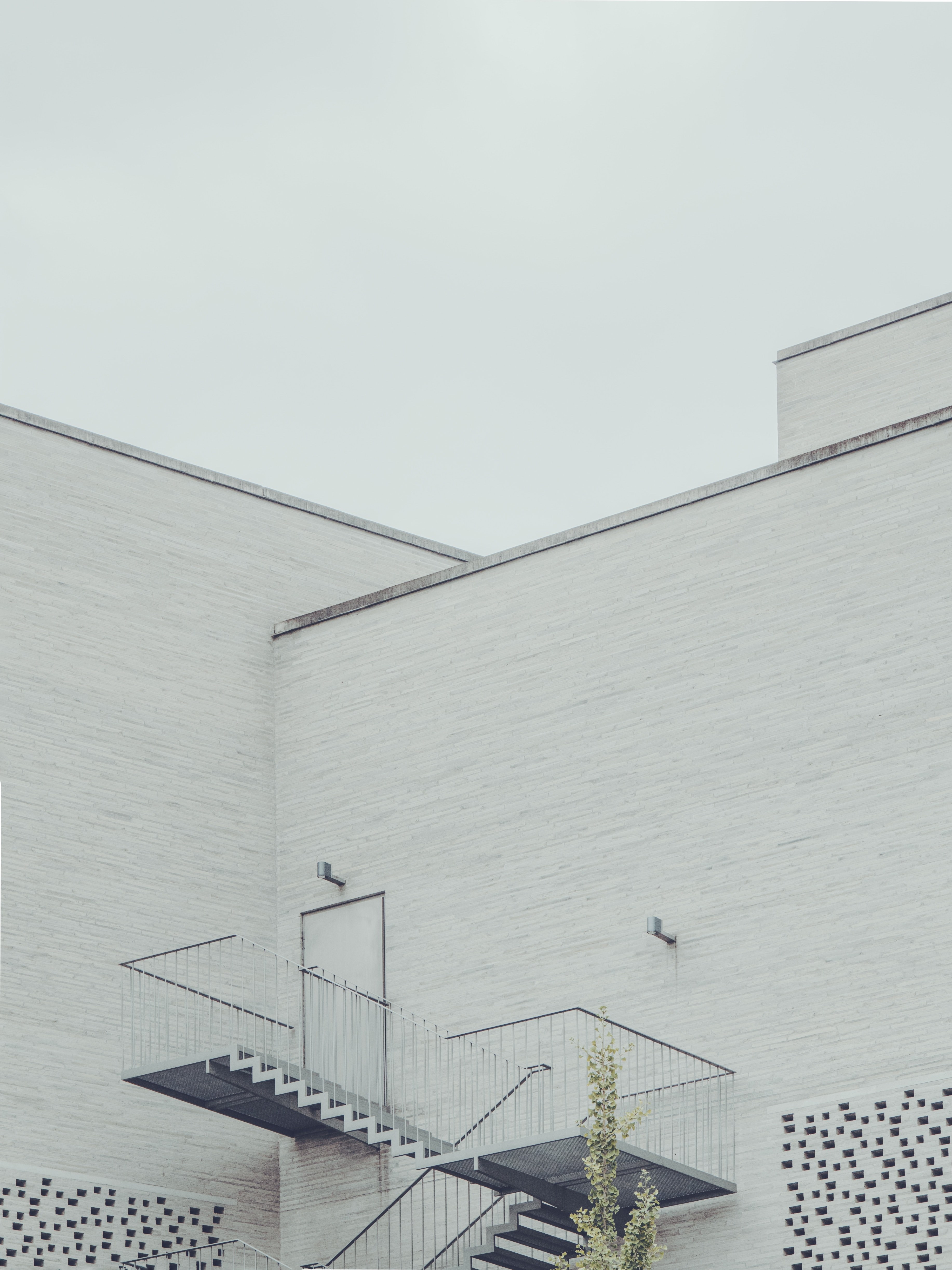 a staircase leading up to a door in a white building, staircase at the back 4k, Phone HD Wallpaper