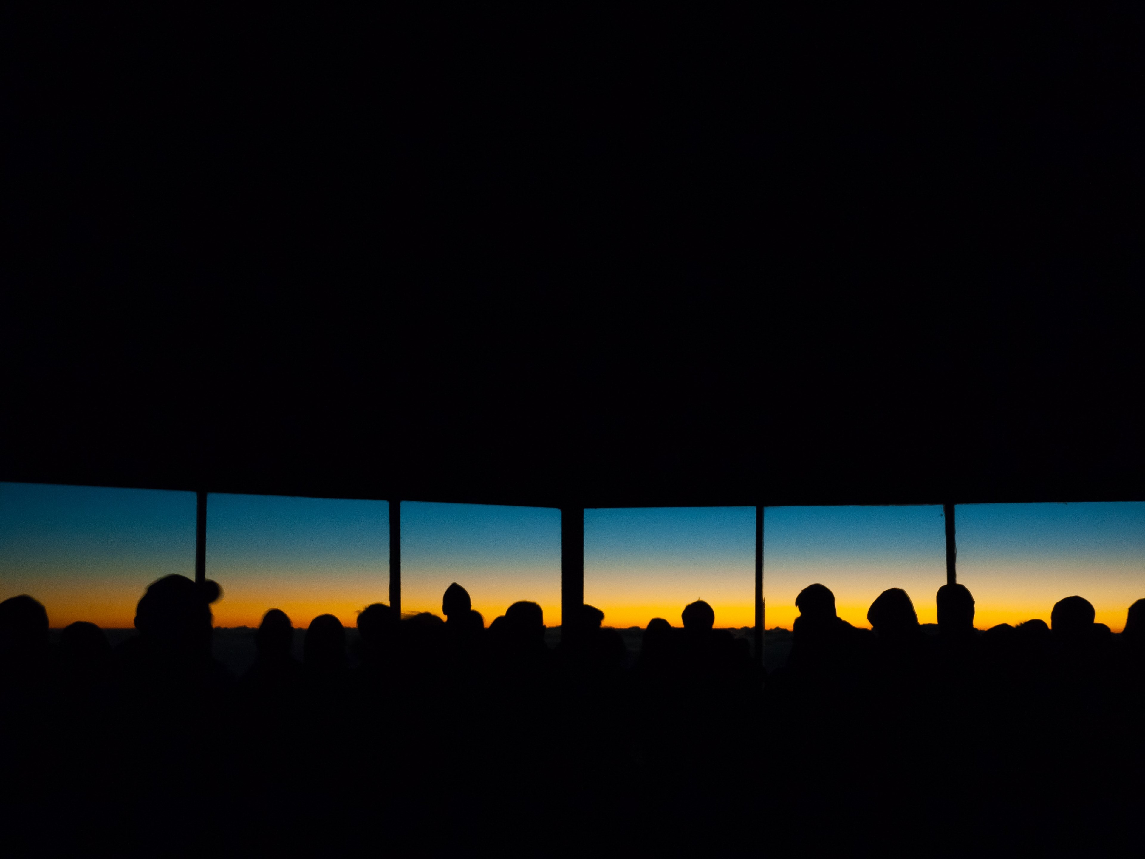 silhouette of people standing inside haleakala observatory watching the sunset through the windows, people haleakala observatory 4k, HD Wallpaper