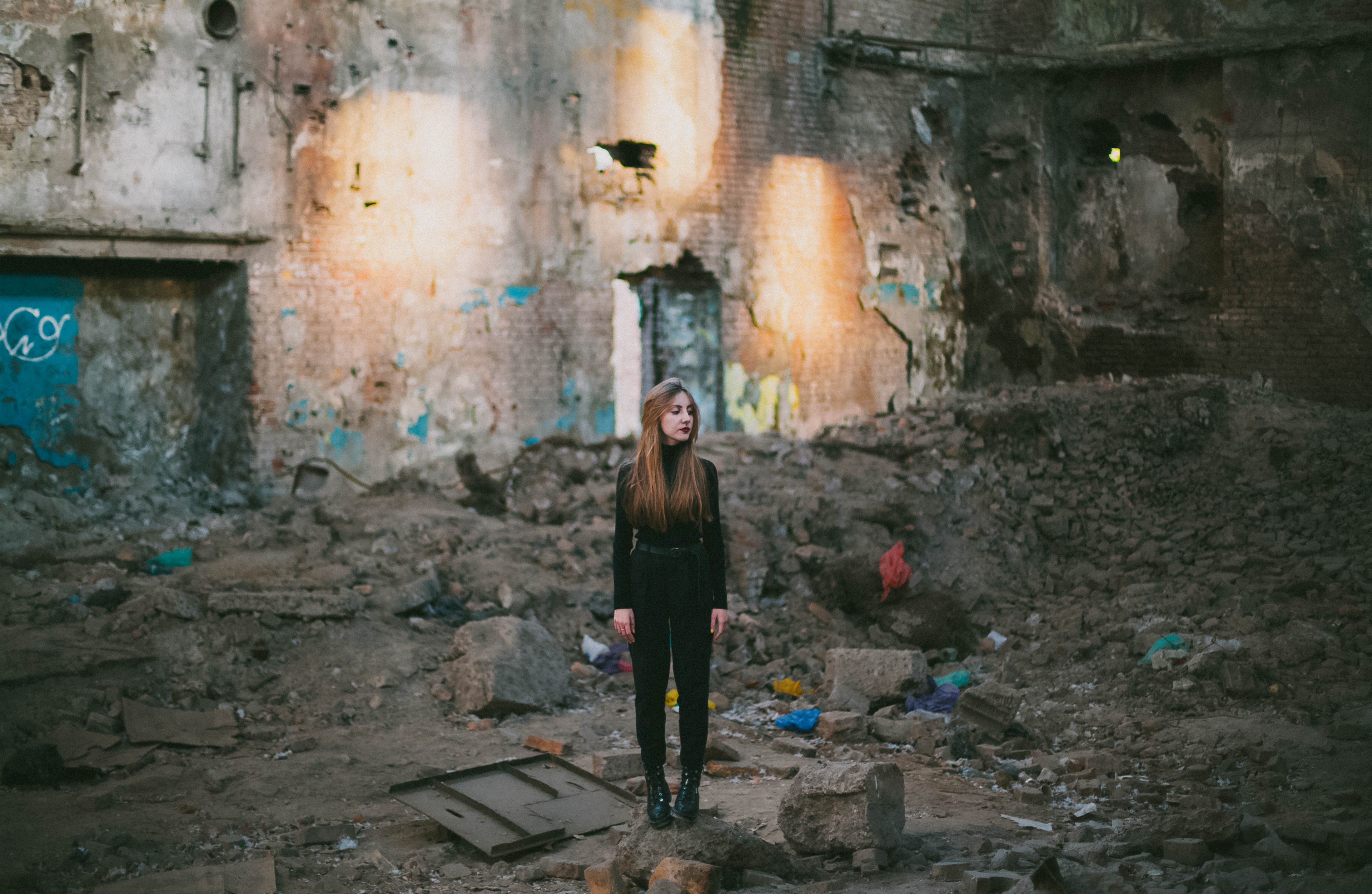 woman female building and derelict 4k, HD Wallpaper