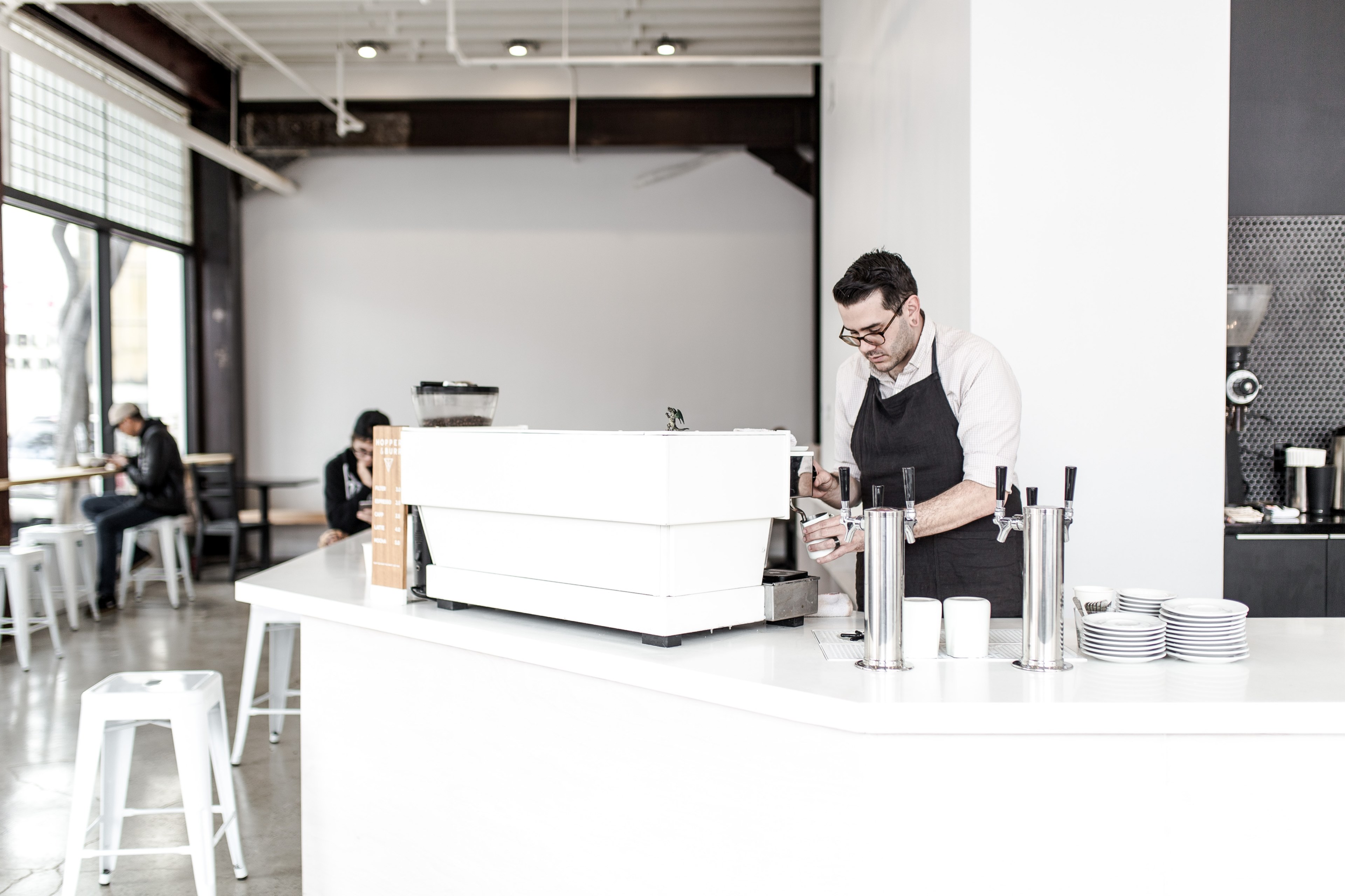 a barista pouring coffee into a cup in a coffee shop, hopper amp burr 4k, HD Wallpaper