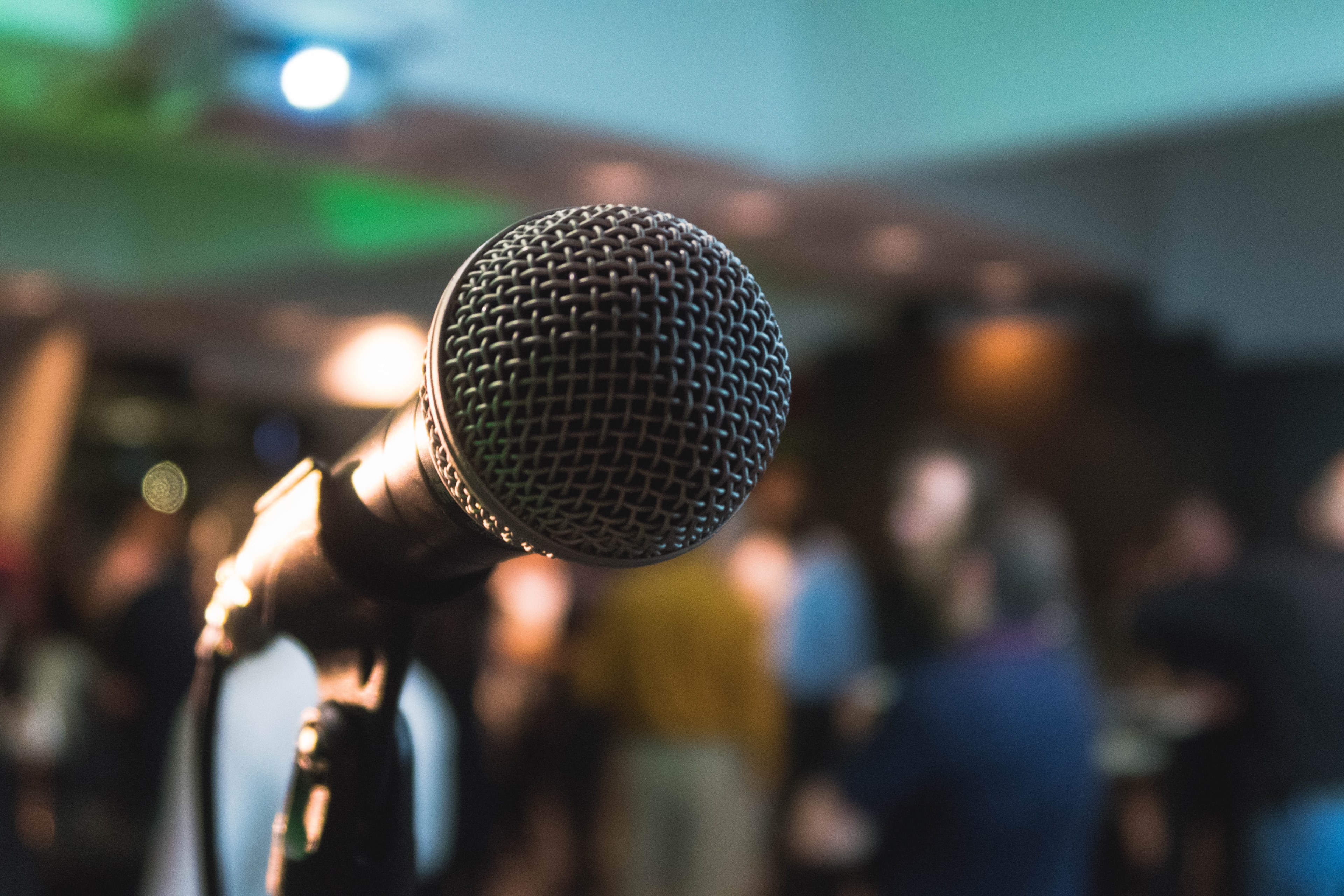 a close up of a microphone with a group of people in the blurred background, microphone on a karaoke night 4k, HD Wallpaper