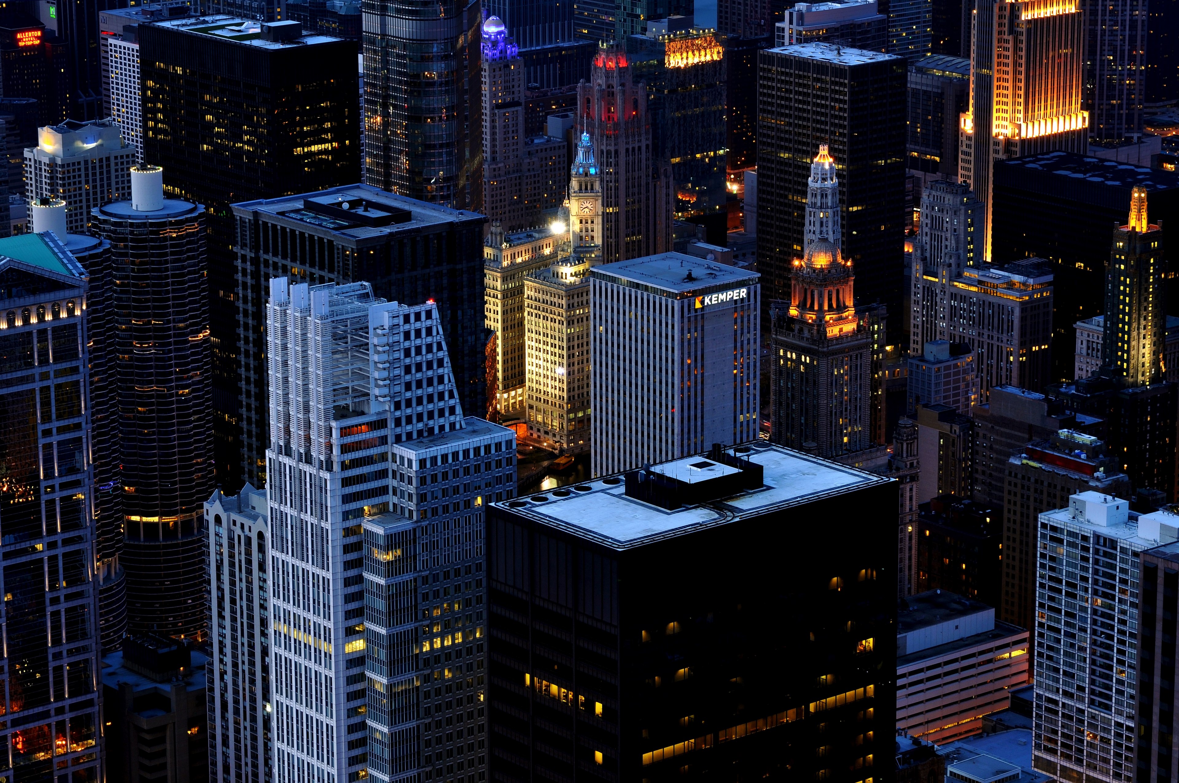 a high shote of high rises in downtown chicago at night, chicago il 4k, HD Wallpaper