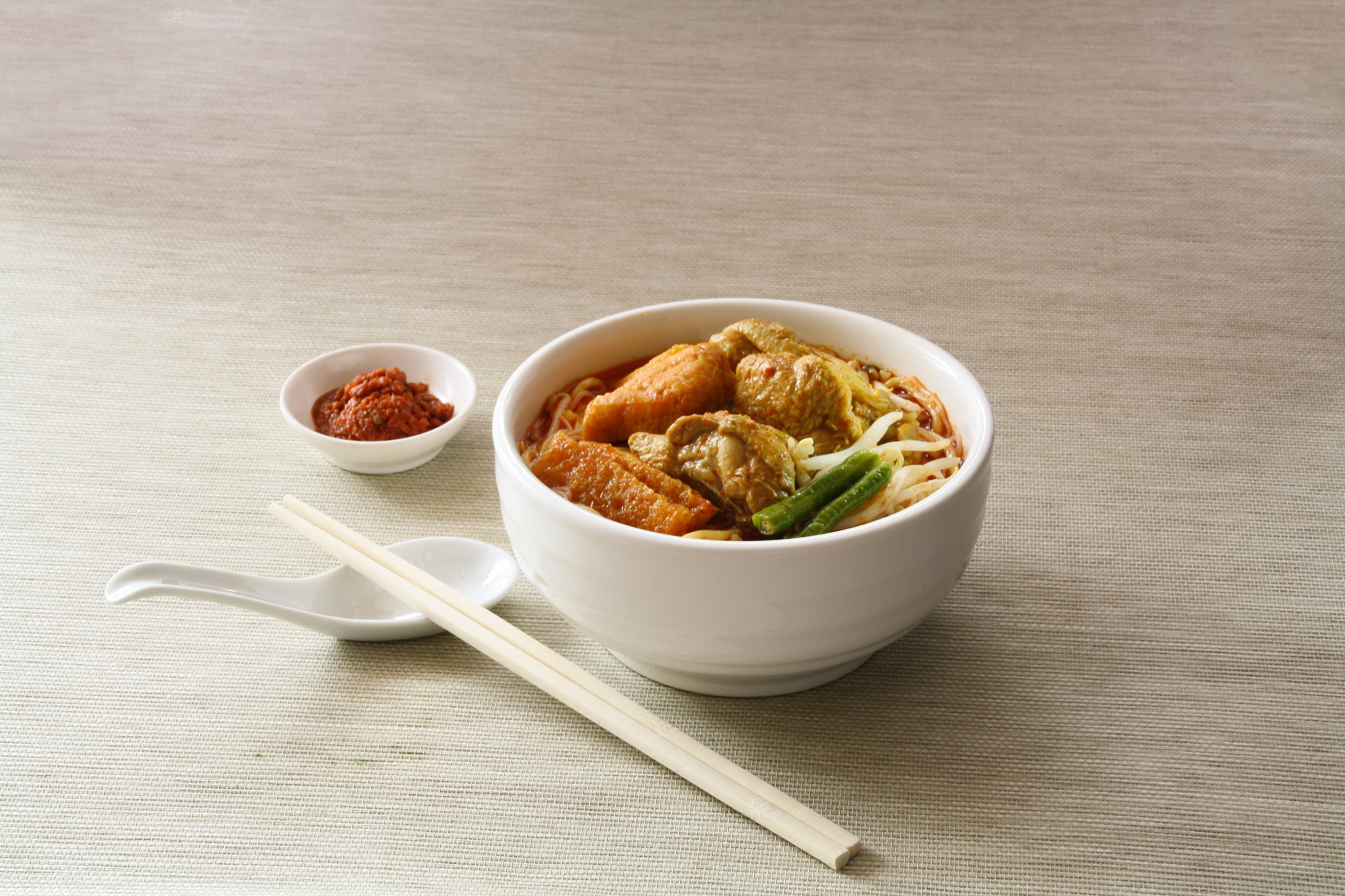 asian noodle dish with curry paste chicken and green onions, lan jie famous curry noodles 4k, HD Wallpaper