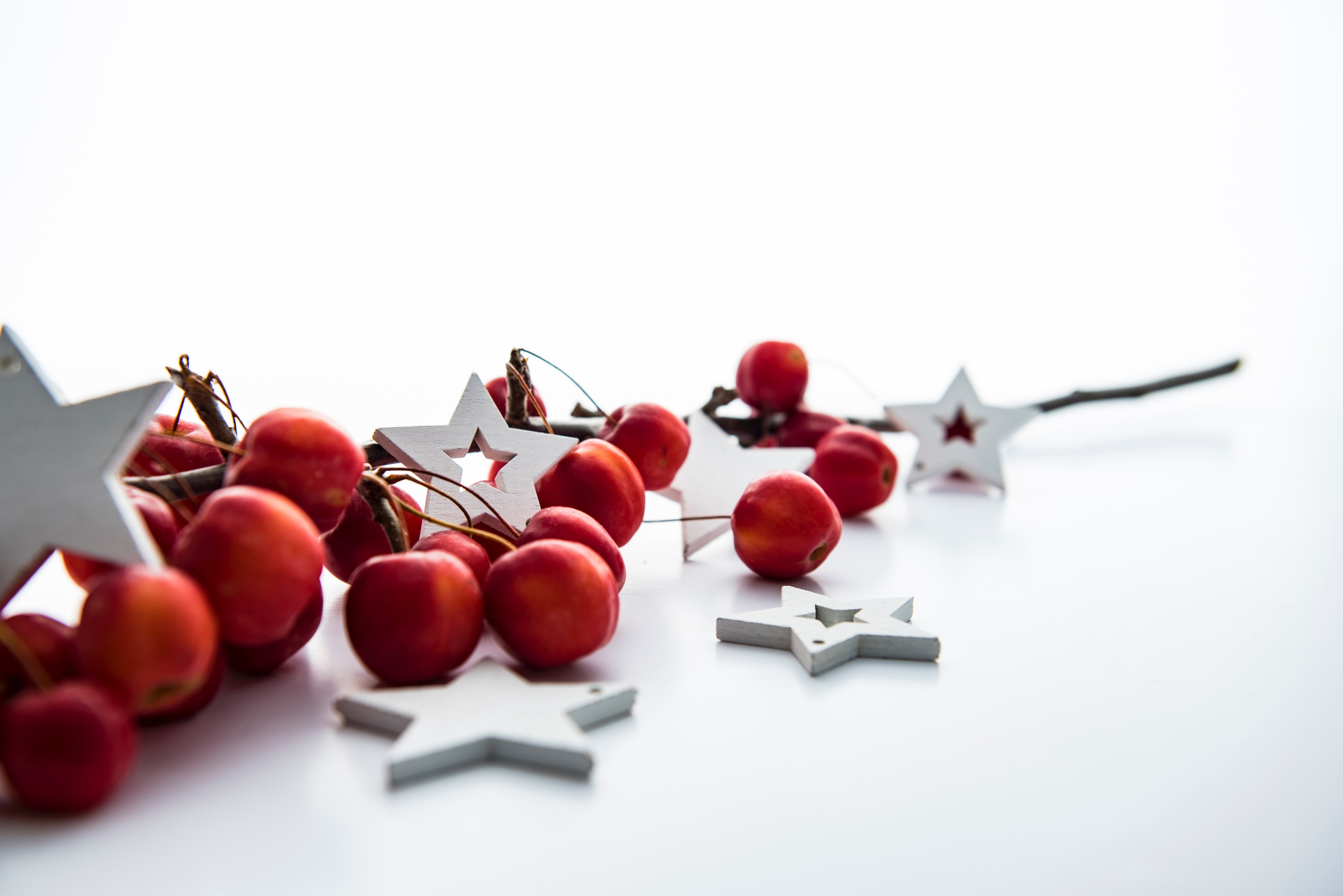 berries red christmas and decor 4k, HD Wallpaper