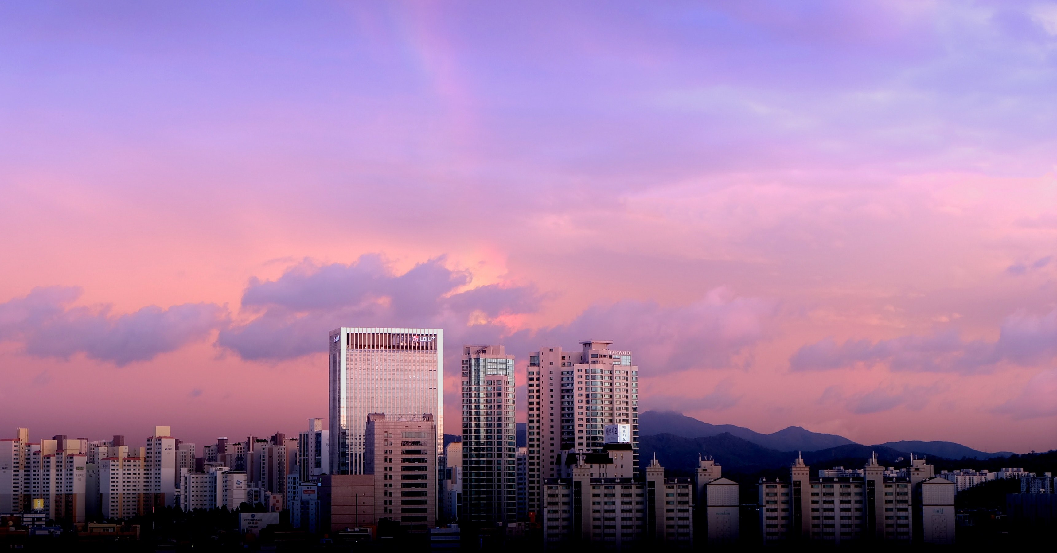pink and purple sunset over a metropolitan area, metro purple sunset 4k, HD Wallpaper