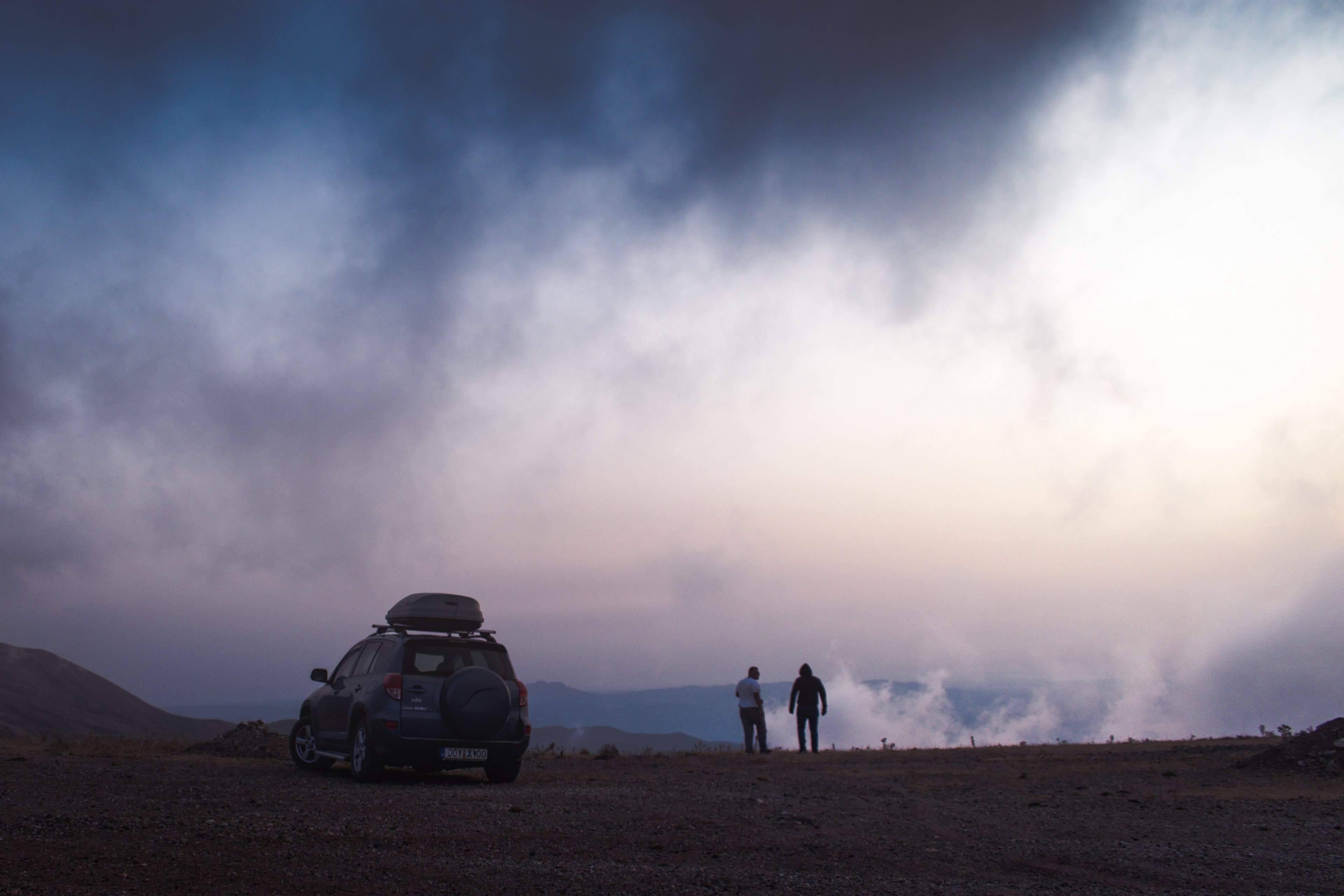 car roof box roof rack and man 4k, HD Wallpaper