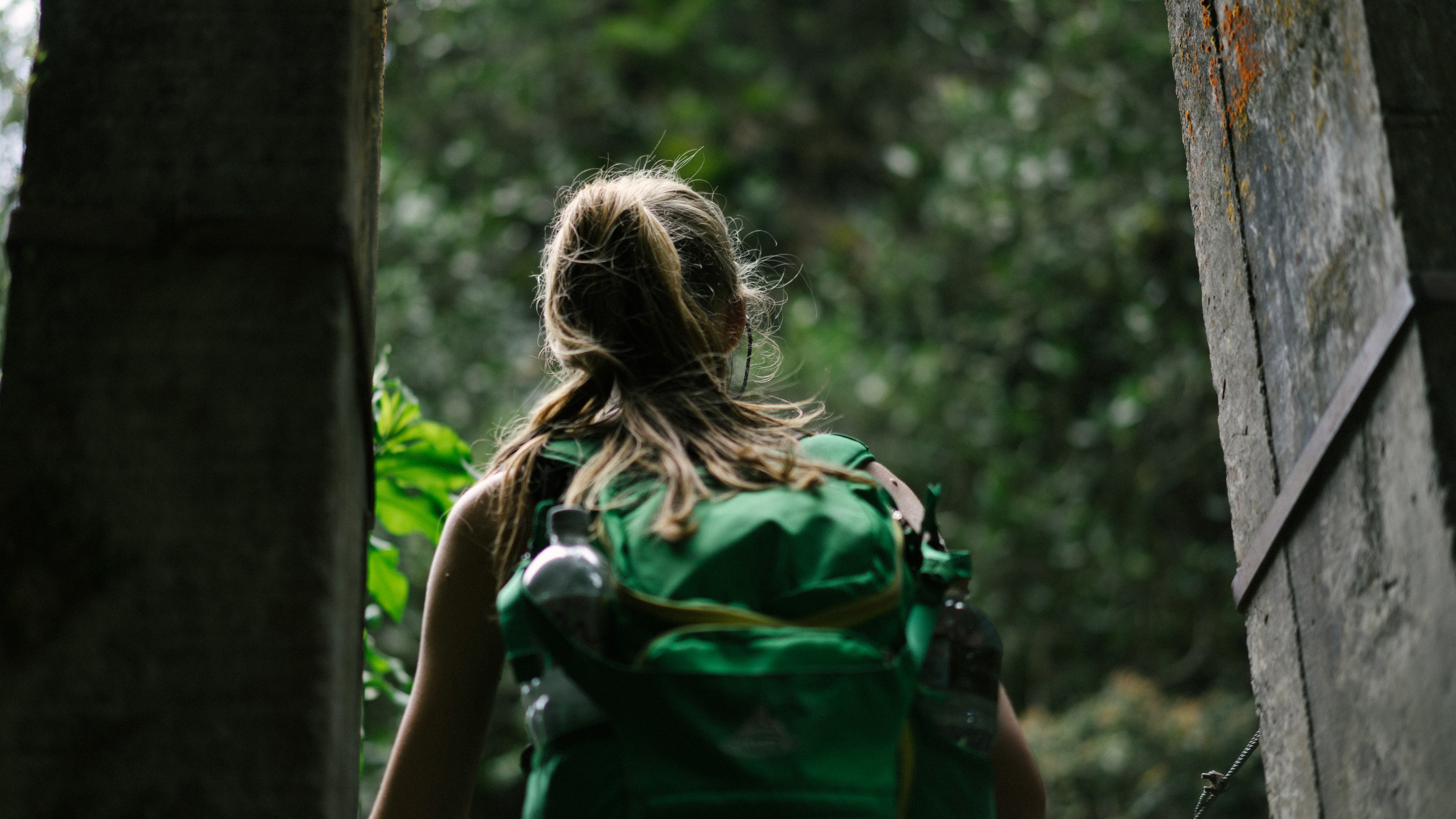 a woman with a ponytail green backpack and water bottle walks outside through wood doors, woman walks through wood doors 4k, HD Wallpaper