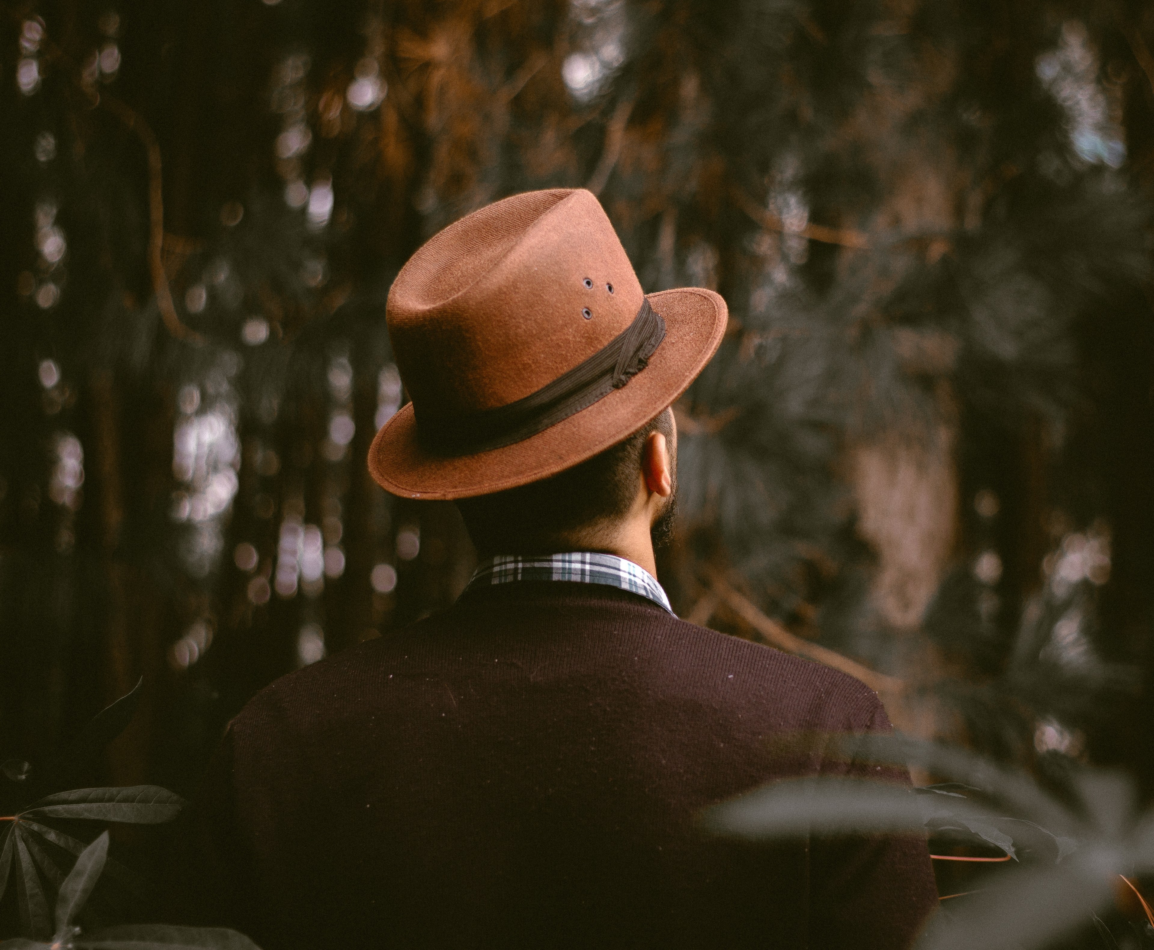a man wearing a brown hat and black dress jacket in nova york texas, business man in nova york 4k, HD Wallpaper