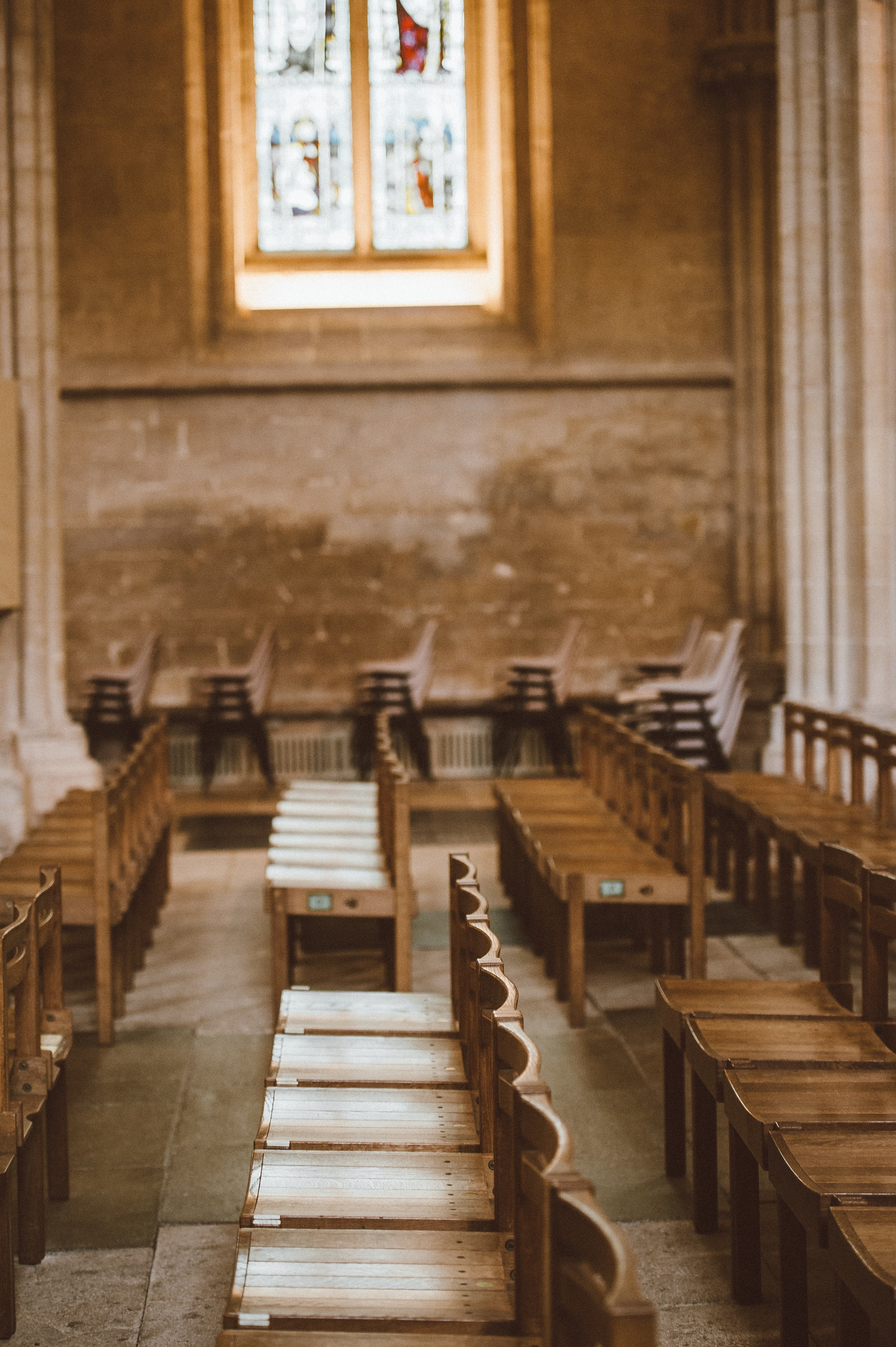 church cathedral pews prayer 4k, Phone HD Wallpaper