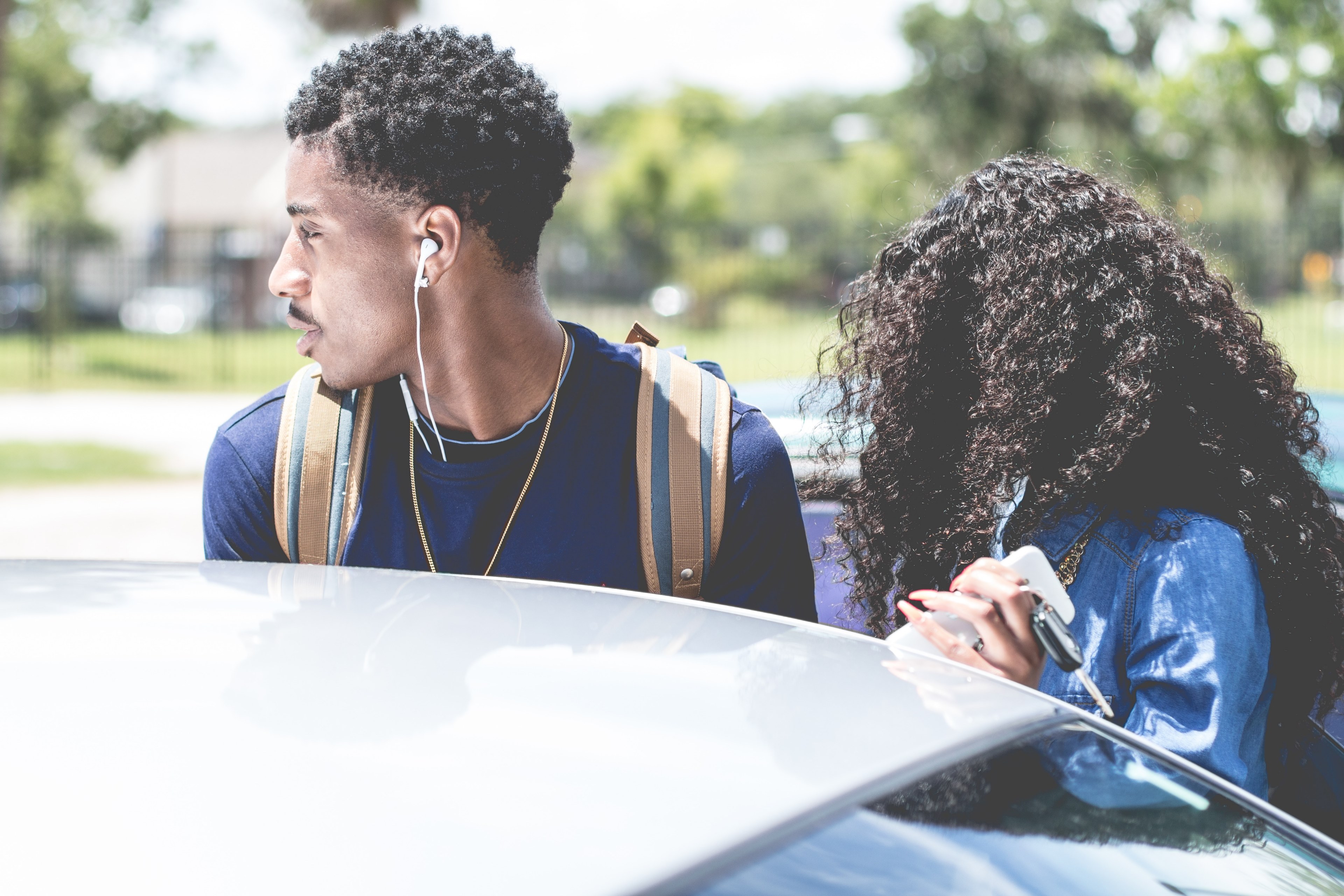 young fashionable couple with backpack and headphones at daytona beach near car, arriving at daytona beach 4k, HD Wallpaper